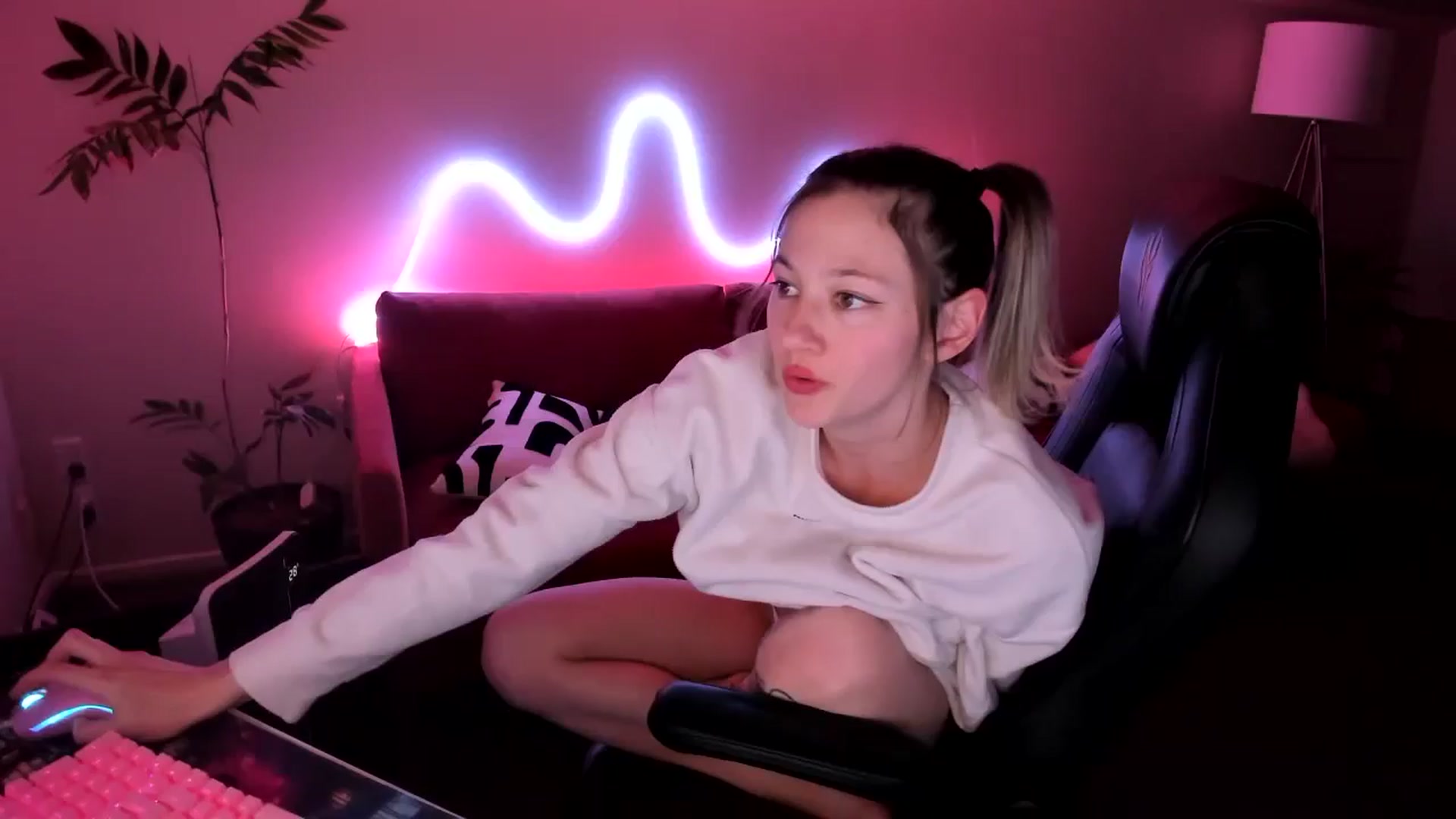 Gallery image thumbnail from Alice_NZ's myfreecams stream on, 08/12/2024, 08:01 image 13 of 20