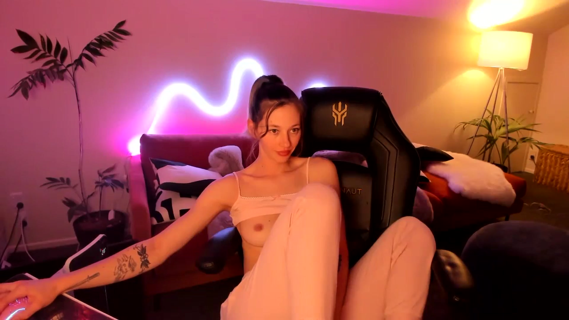 Gallery image thumbnail from Alice_NZ's myfreecams stream on, 08/15/2024, 09:10 image 10 of 20