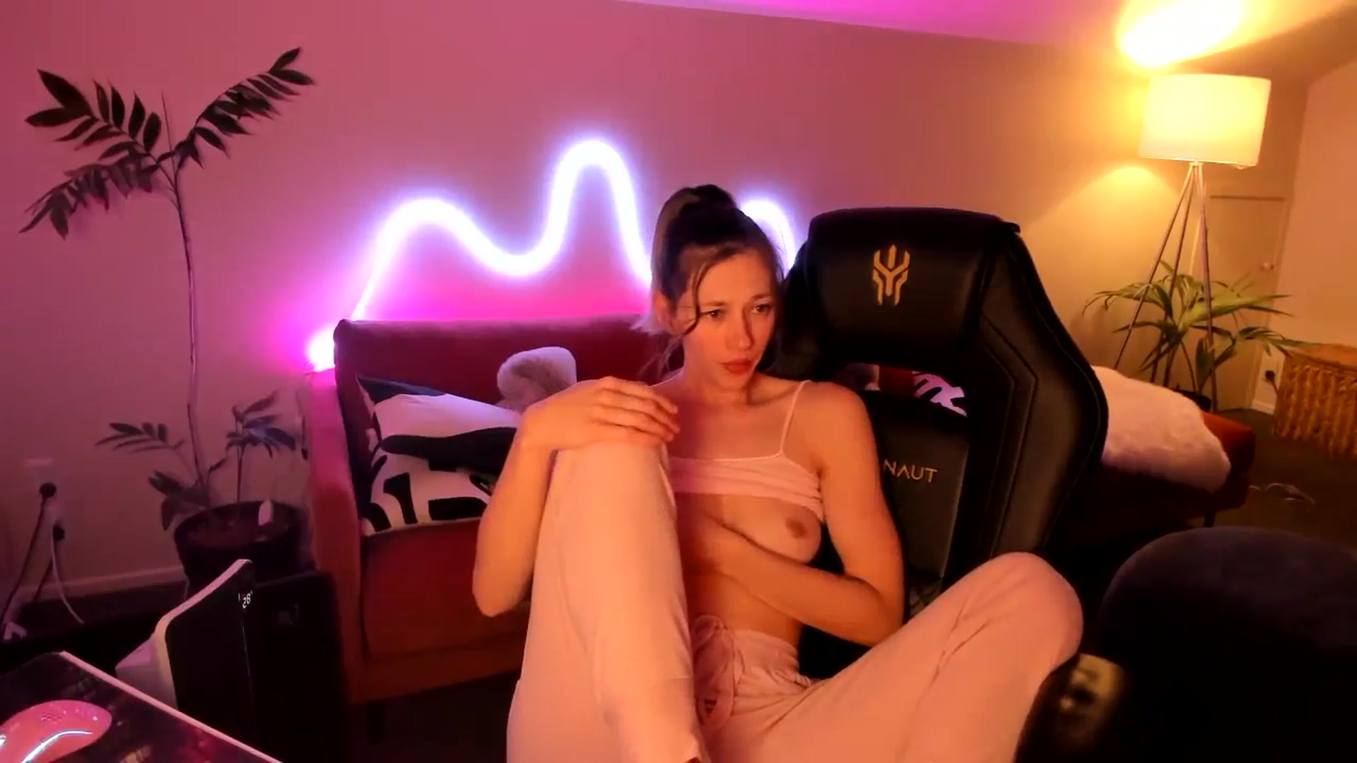Gallery image thumbnail from Alice_NZ's myfreecams stream on, 08/15/2024, 09:10 image 11 of 20