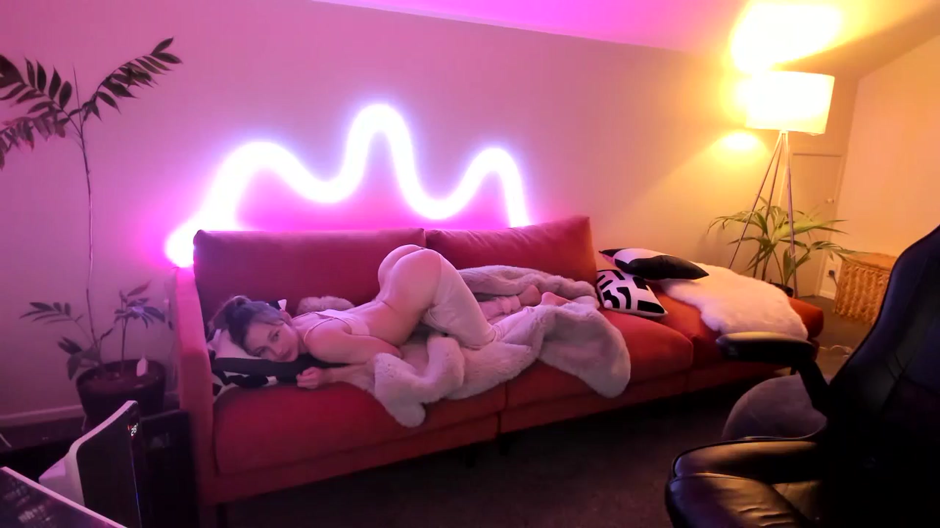 Gallery image thumbnail from Alice_NZ's myfreecams stream on, 08/15/2024, 10:10 image 17 of 20