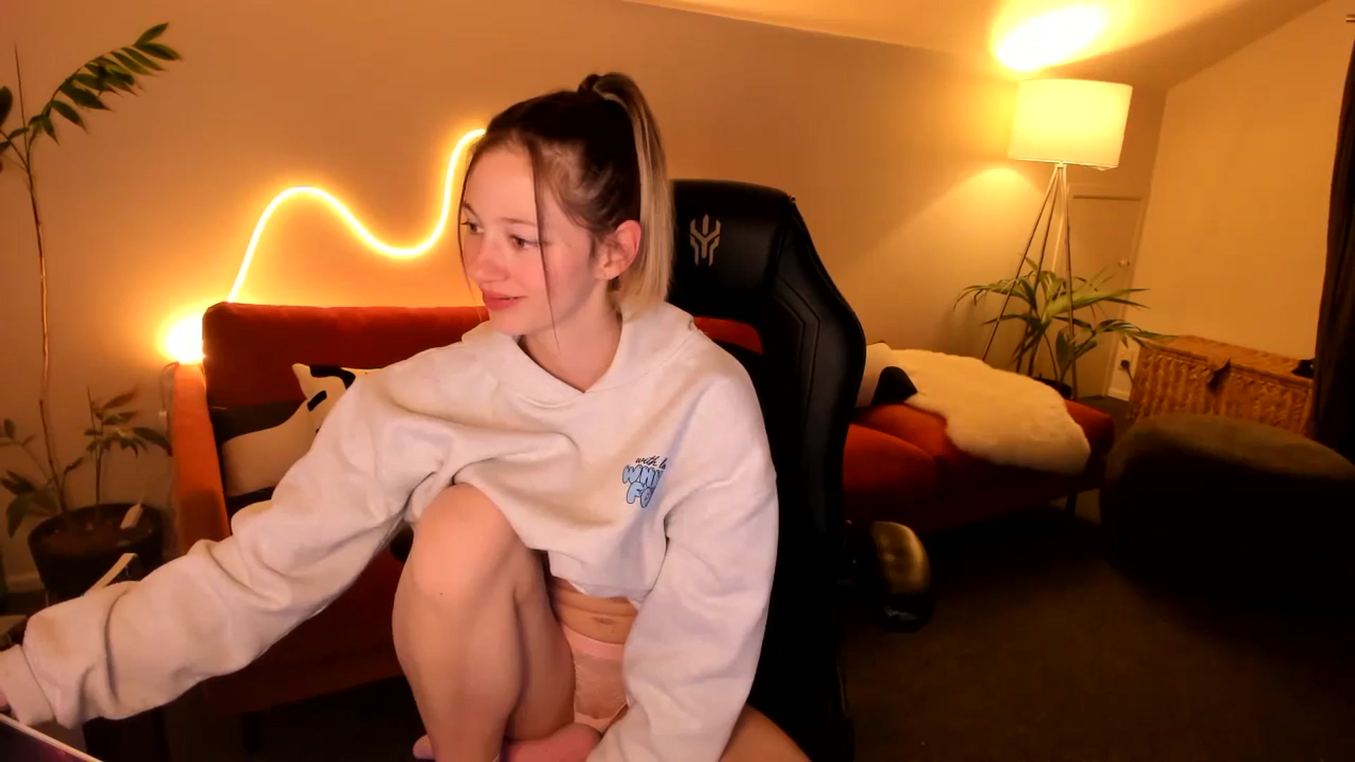 Gallery image thumbnail from Alice_NZ's myfreecams stream on, 08/21/2024, 06:49 image 16 of 20