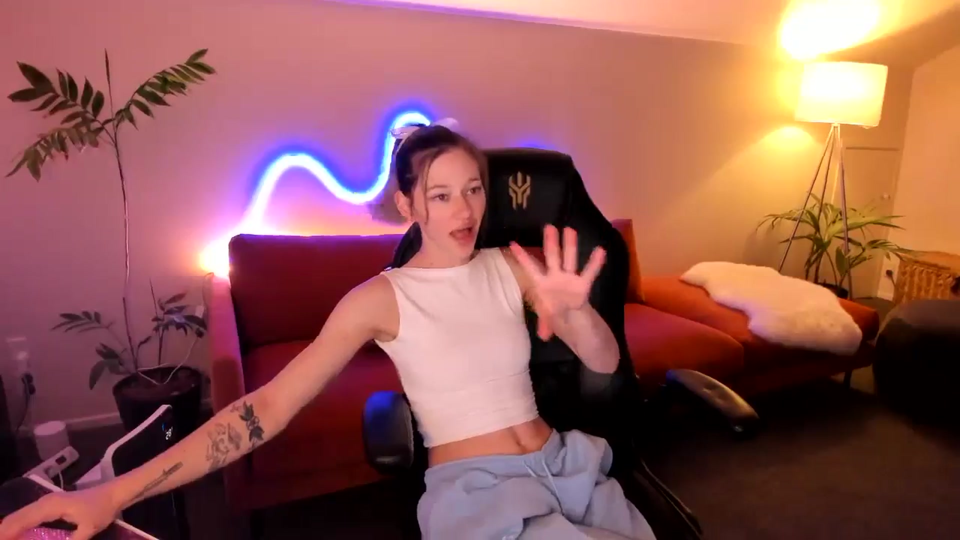 Gallery image thumbnail from Alice_NZ's myfreecams stream on, 08/25/2024, 08:46 image 12 of 20
