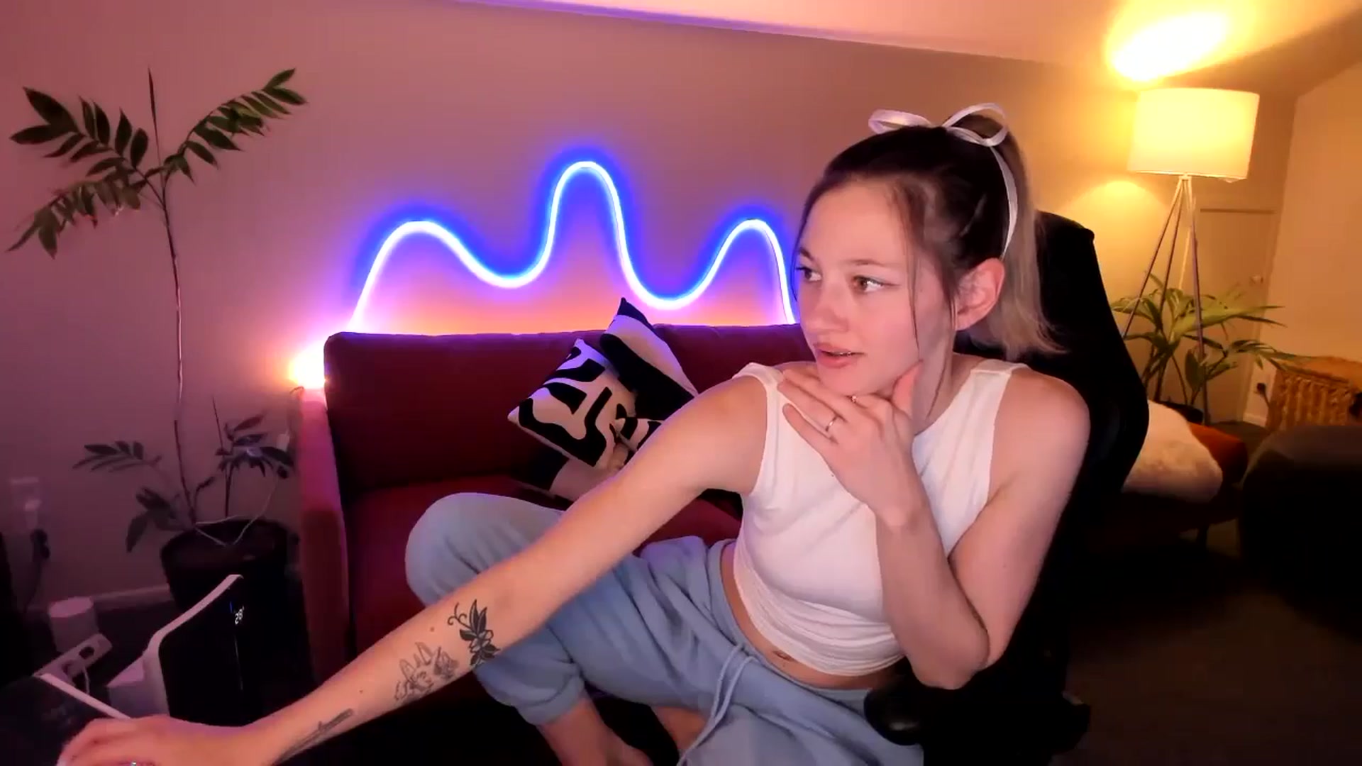 Gallery image thumbnail from Alice_NZ's myfreecams stream on, 08/25/2024, 08:46 image 9 of 20