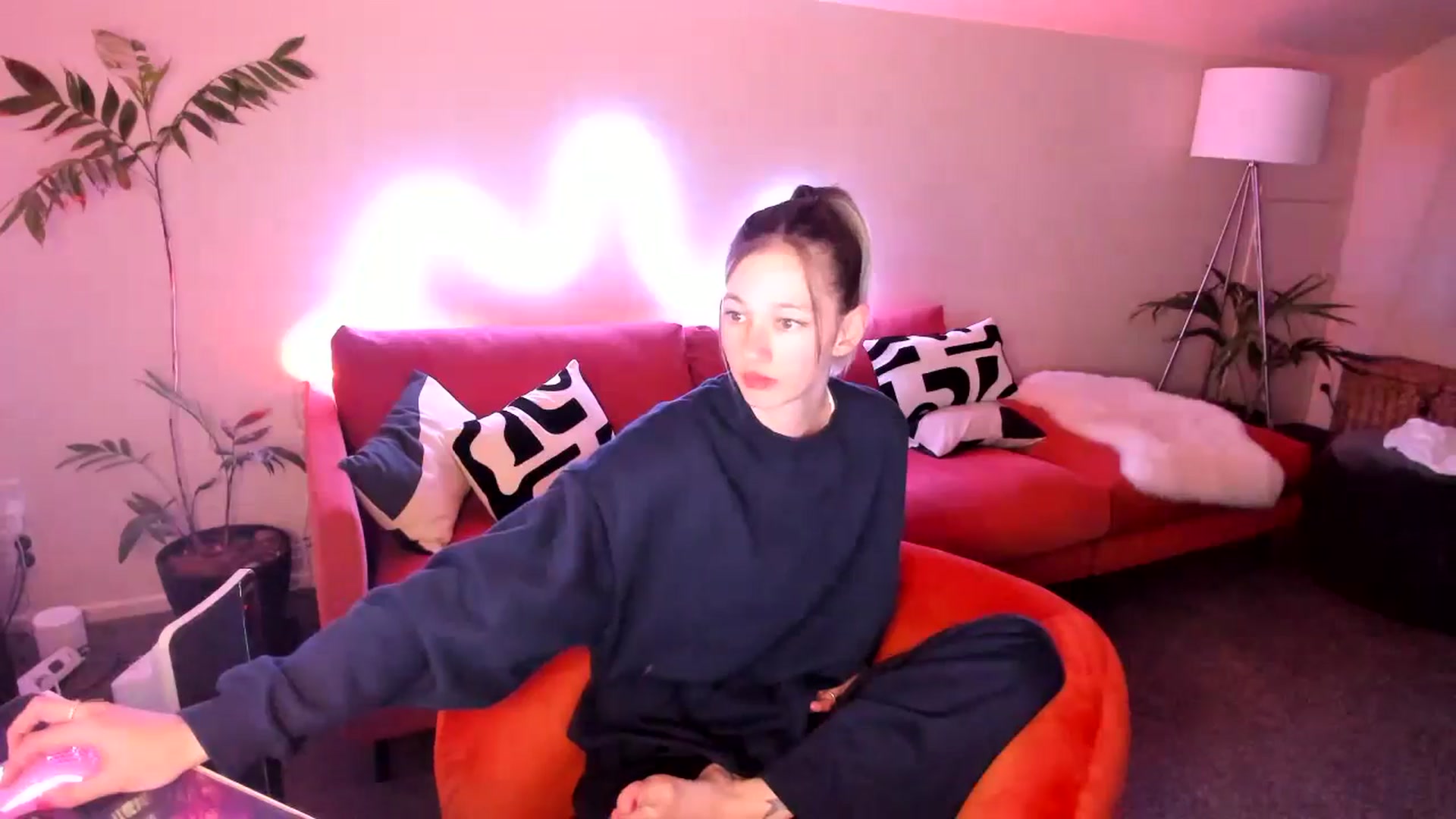 Gallery image thumbnail from Alice_NZ's myfreecams stream on, 09/07/2024, 06:48 image 15 of 20