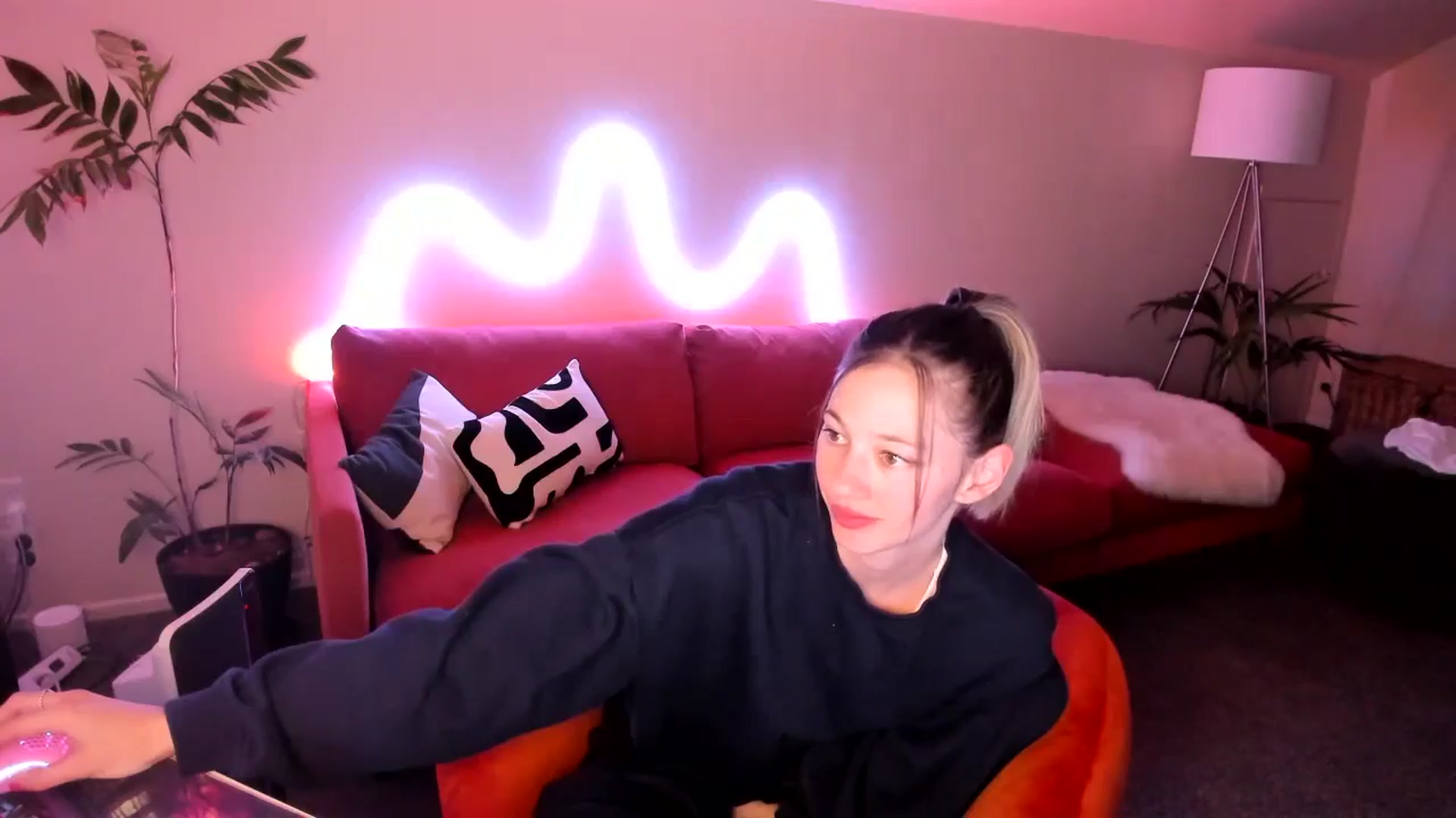 Gallery image thumbnail from Alice_NZ's myfreecams stream on, 09/07/2024, 06:48 image 13 of 20