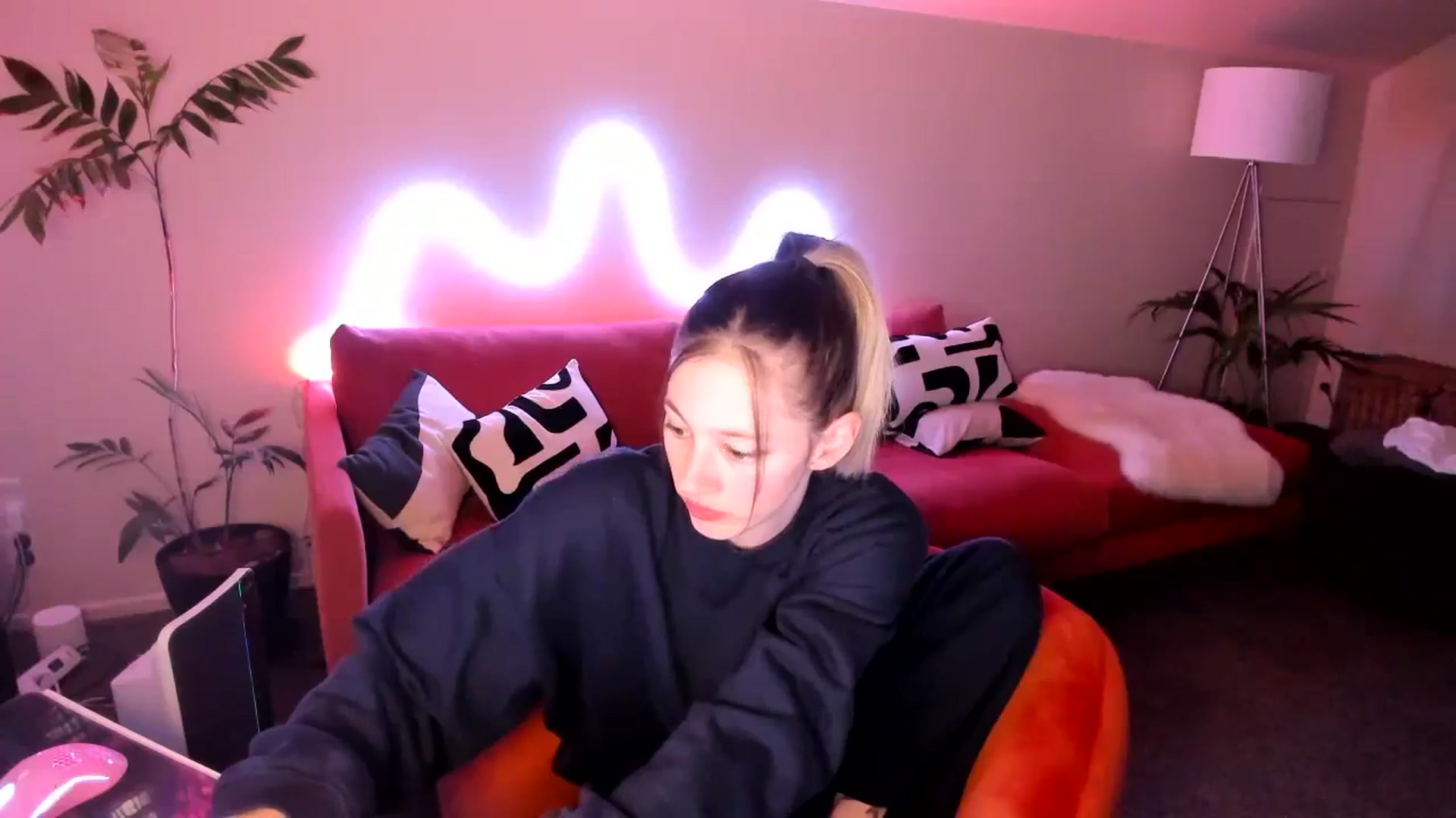 Gallery image thumbnail from Alice_NZ's myfreecams stream on, 09/07/2024, 06:48 image 16 of 20