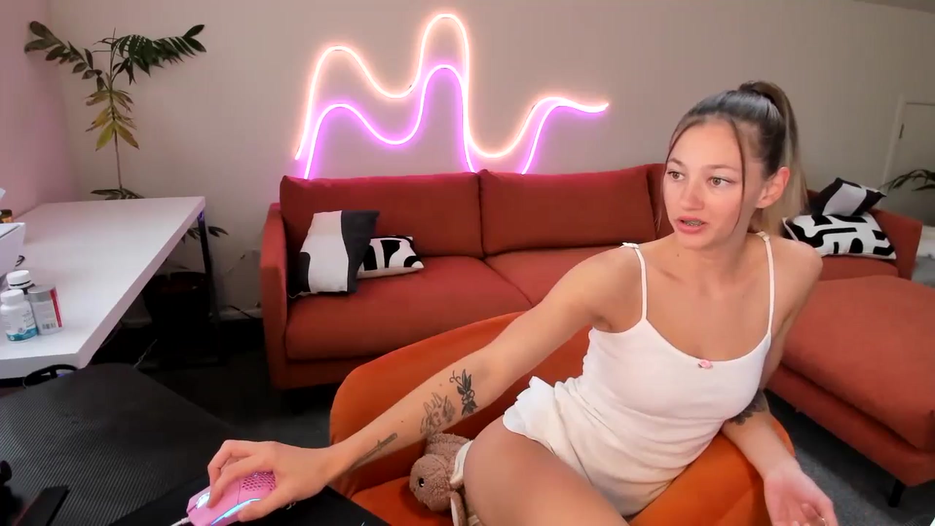 Gallery image thumbnail from Alice_NZ's myfreecams stream on, 11/15/2024, 02:21 image 6 of 20