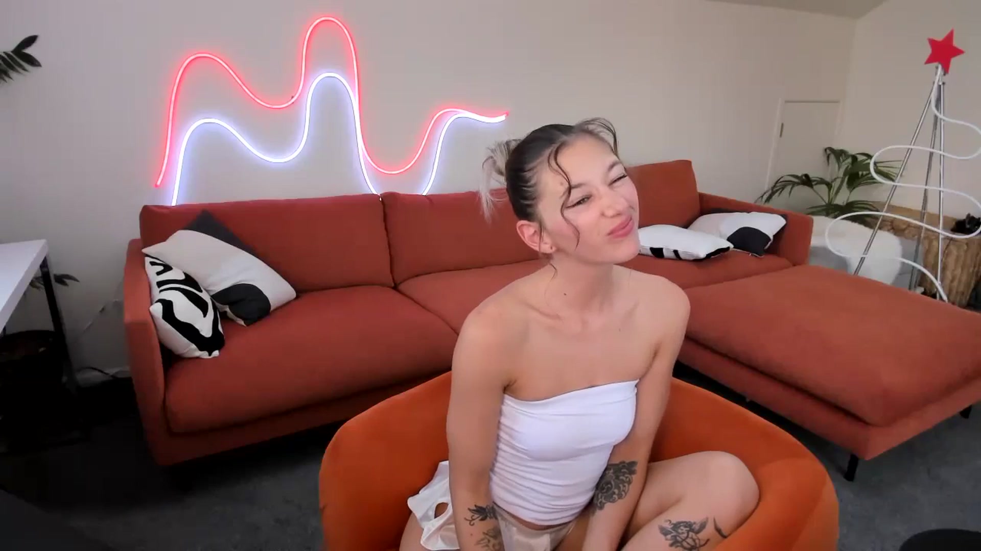 Gallery image thumbnail from Alice_NZ's myfreecams stream on, 12/02/2024, 04:59 image 17 of 20