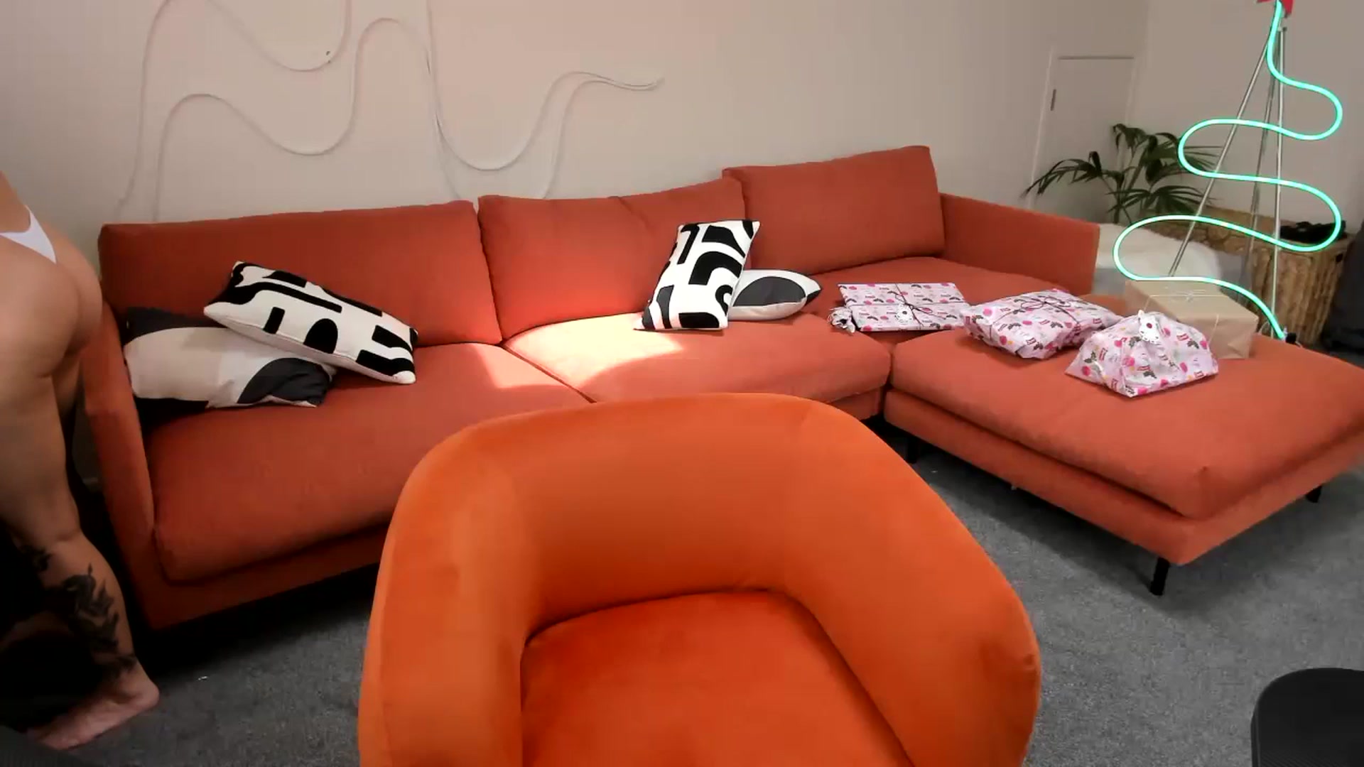 Gallery image thumbnail from Alice_NZ's myfreecams stream on, 12/10/2024, 02:03 image 20 of 20