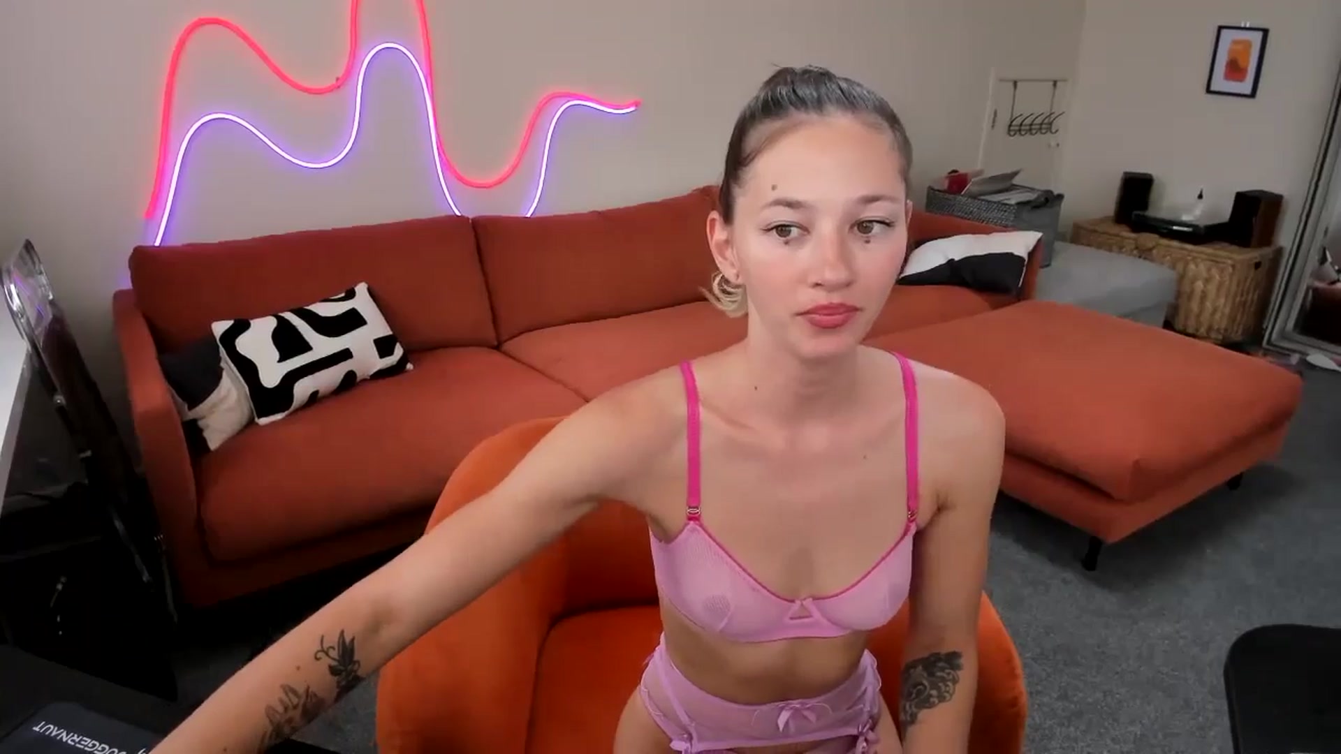 Gallery image thumbnail from Alice_NZ's myfreecams stream on, 02/14/2025, 01:50 image 5 of 20