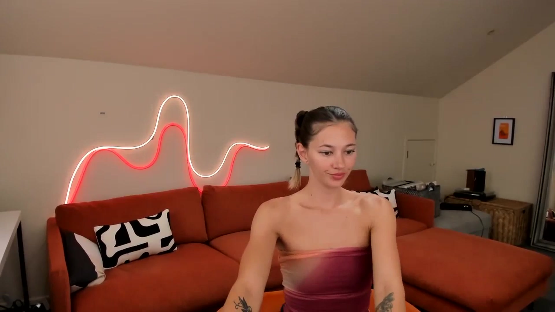 Gallery image thumbnail from Alice_NZ's myfreecams stream on, 04/08/2025, 04:01 image 4 of 20
