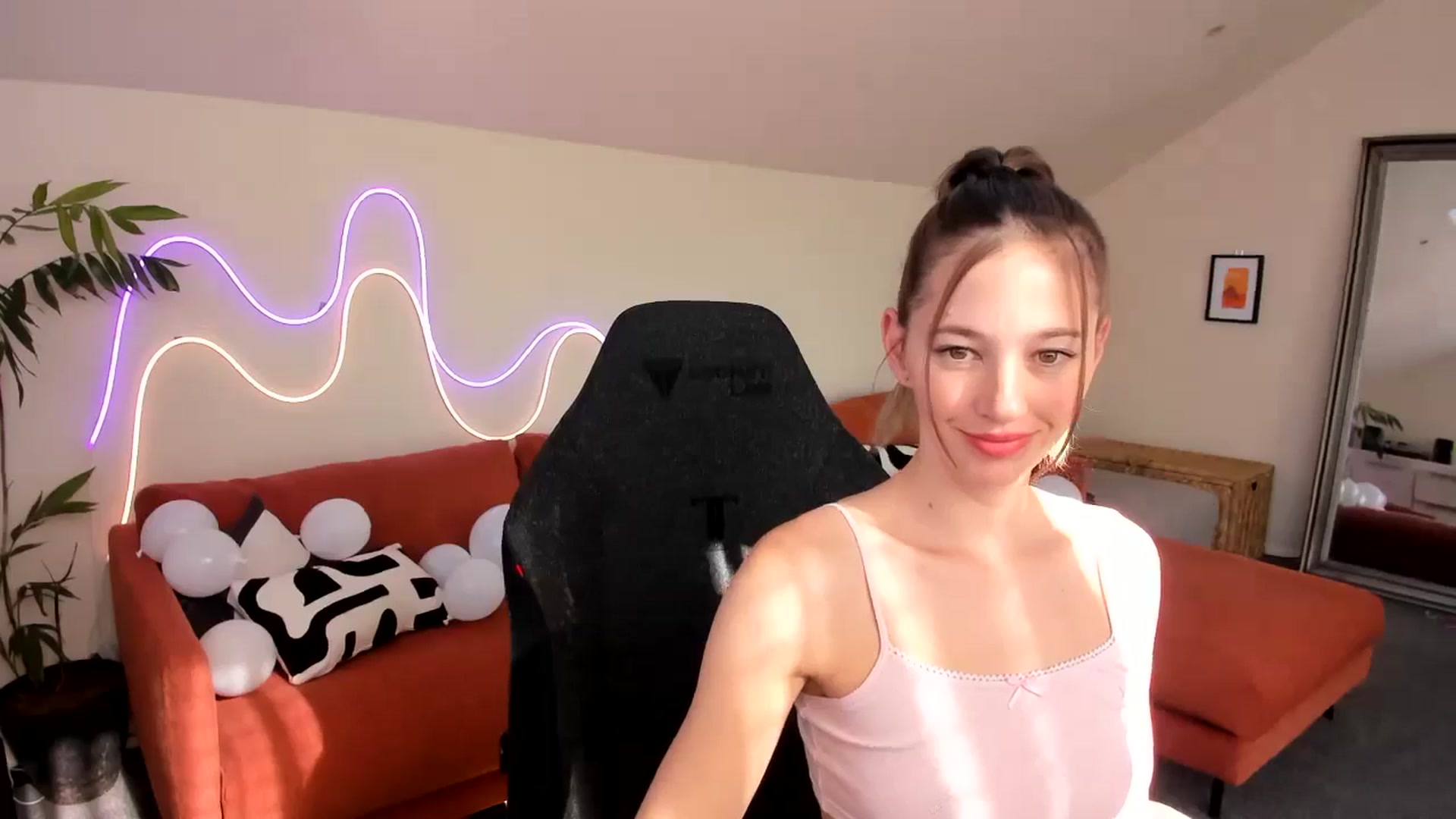 Gallery image thumbnail from Alice_NZ's myfreecams stream on, 05/06/2025, 03:40 image 5 of 20