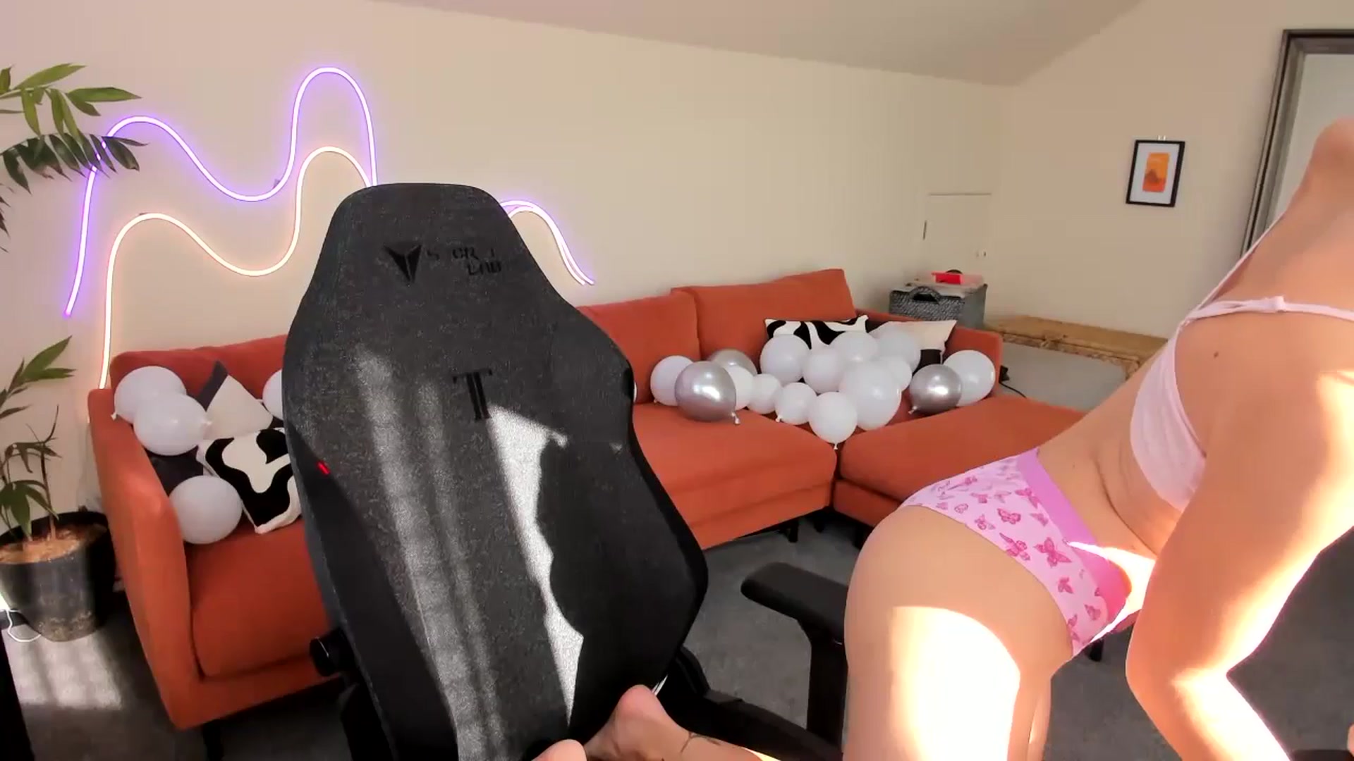 Gallery image thumbnail from Alice_NZ's myfreecams stream on, 05/06/2025, 03:40 image 8 of 20