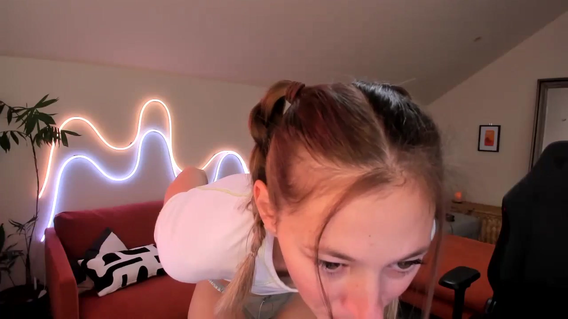 Gallery image thumbnail from Alice_NZ's myfreecams stream on, 05/26/2025, 03:23 image 18 of 20