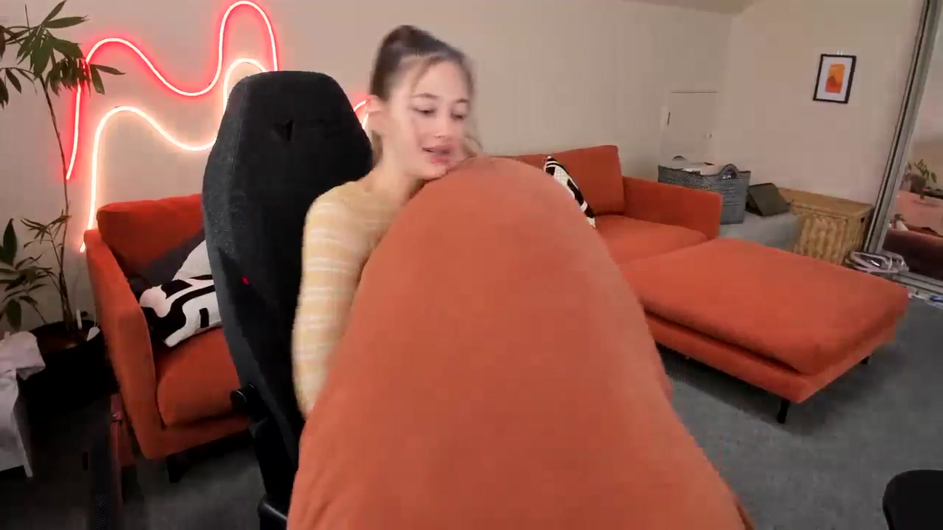 Gallery image thumbnail from Alice_NZ's myfreecams stream on, 06/01/2025, 03:26 image 19 of 20