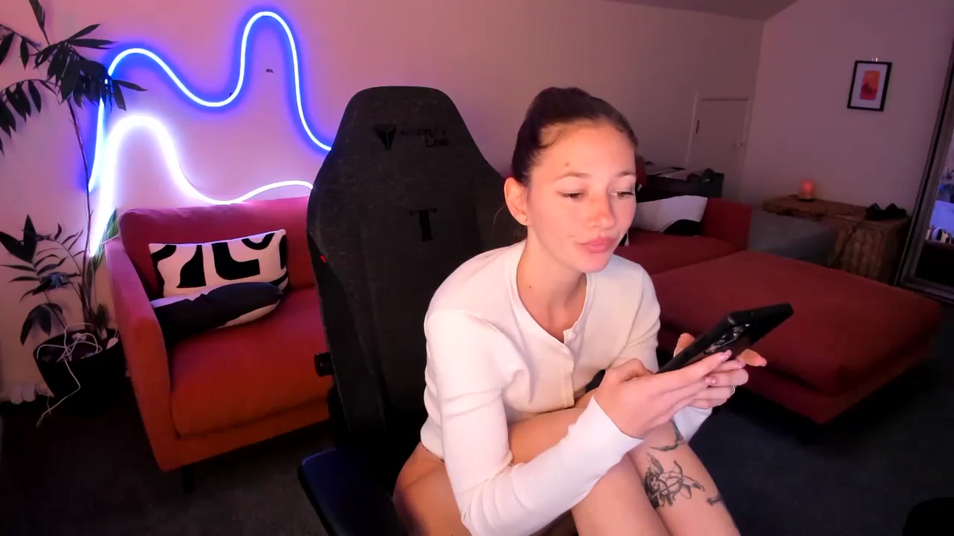 Gallery image thumbnail from Alice_NZ's myfreecams stream on, 07/01/2025, 05:32 image 12 of 20