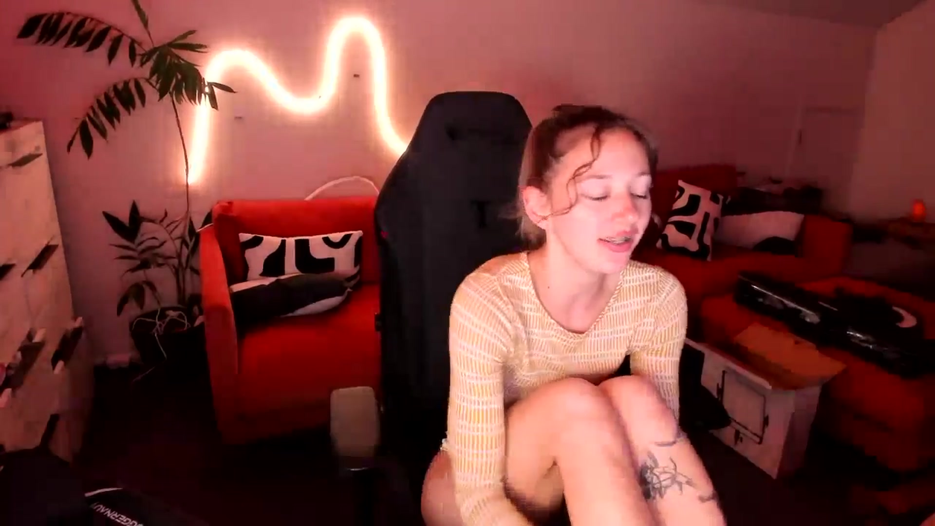 Gallery image thumbnail from Alice_NZ's myfreecams stream on, 07/02/2025, 06:45 image 18 of 20