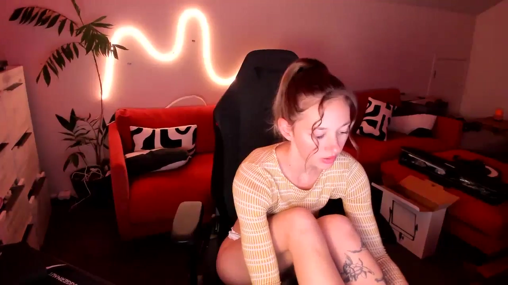 Gallery image thumbnail from Alice_NZ's myfreecams stream on, 07/02/2025, 06:45 image 17 of 20
