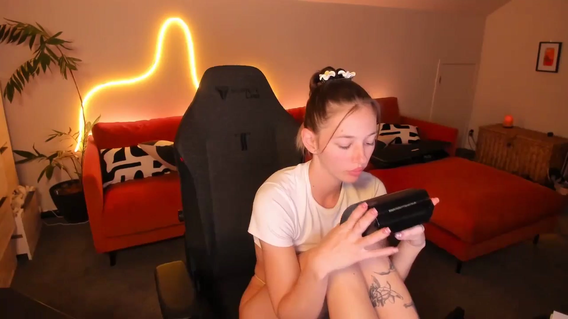 Gallery image thumbnail from Alice_NZ's myfreecams stream on, 07/12/2025, 07:11 image 10 of 20