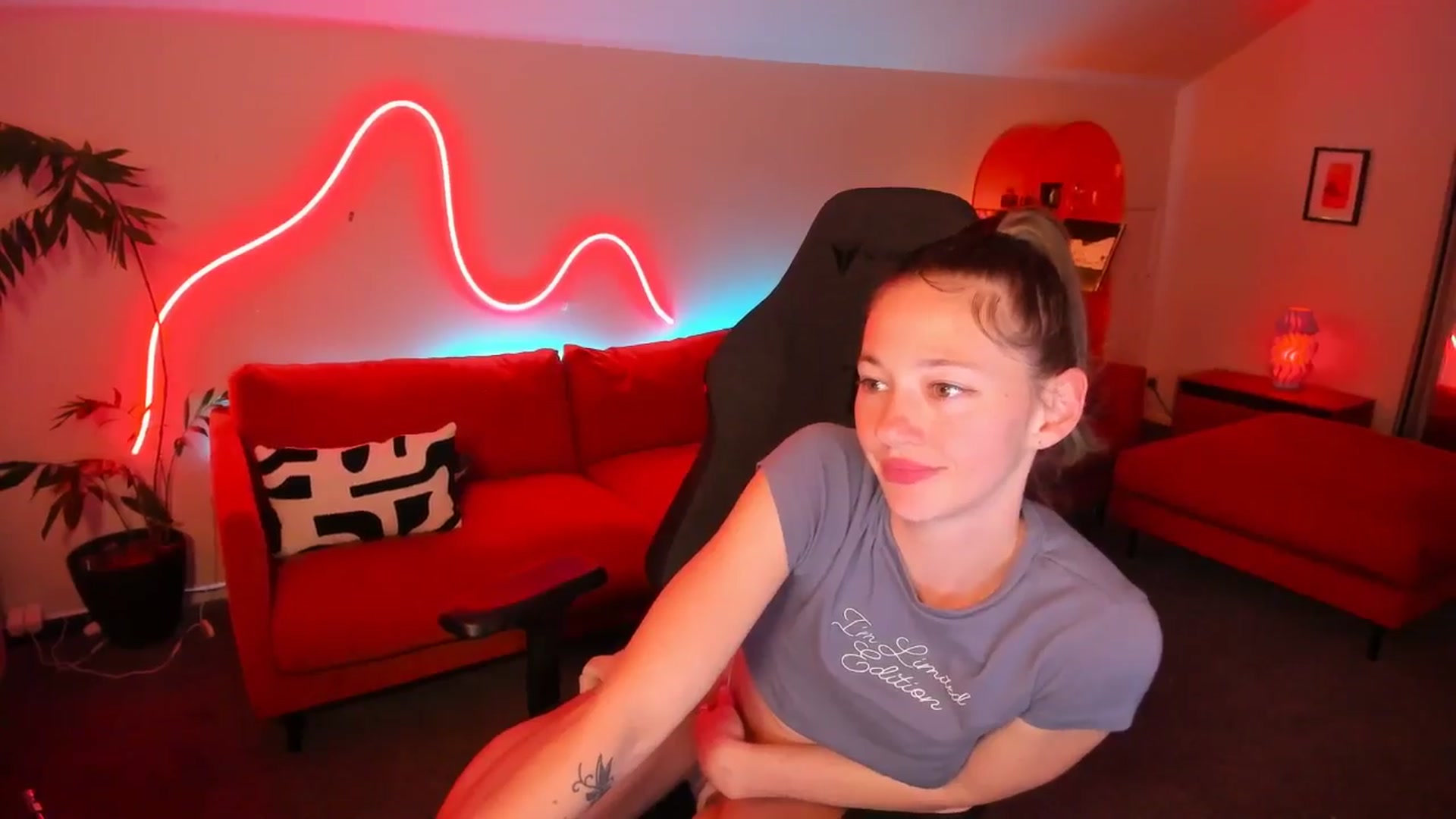 Gallery image thumbnail from Alice_NZ's myfreecams stream on, 07/31/2025, 10:54 image 15 of 20