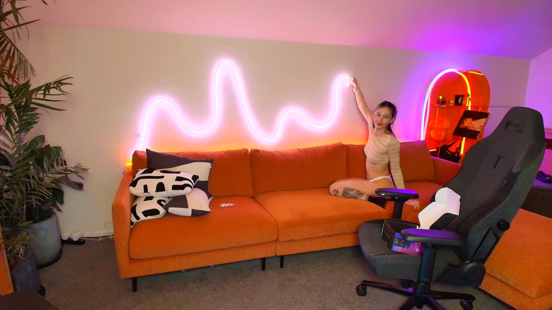 Gallery image thumbnail from Alice_NZ's myfreecams stream on, 09/05/2025, 07:43 image 14 of 20