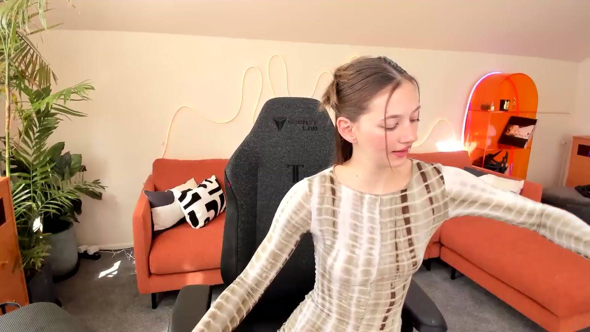 Gallery image thumbnail from Alice_NZ's myfreecams stream on, 09/07/2025, 24:43 image 6 of 20