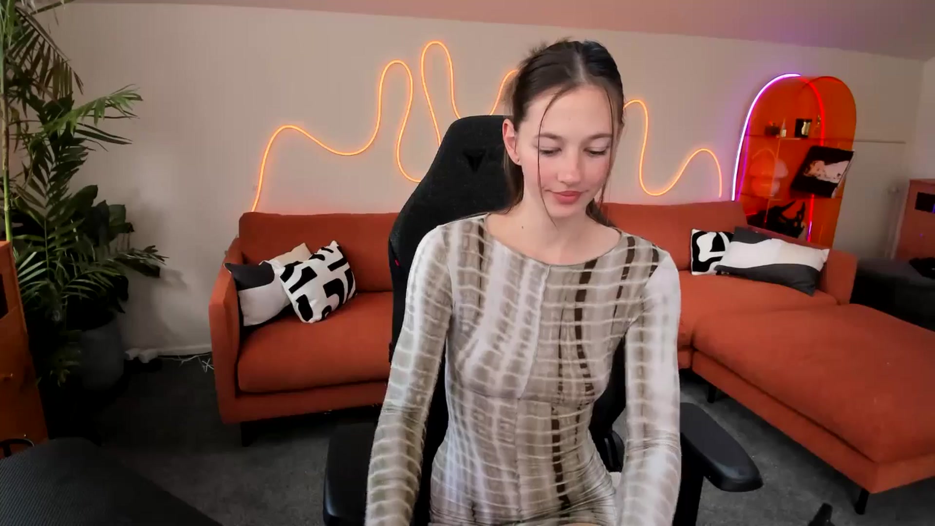 Gallery image thumbnail from Alice_NZ's myfreecams stream on, 09/07/2025, 01:07 image 11 of 20