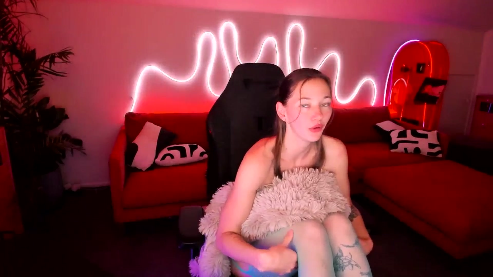 Gallery image thumbnail from Alice_NZ's myfreecams stream on, 09/12/2025, 09:19 image 18 of 20
