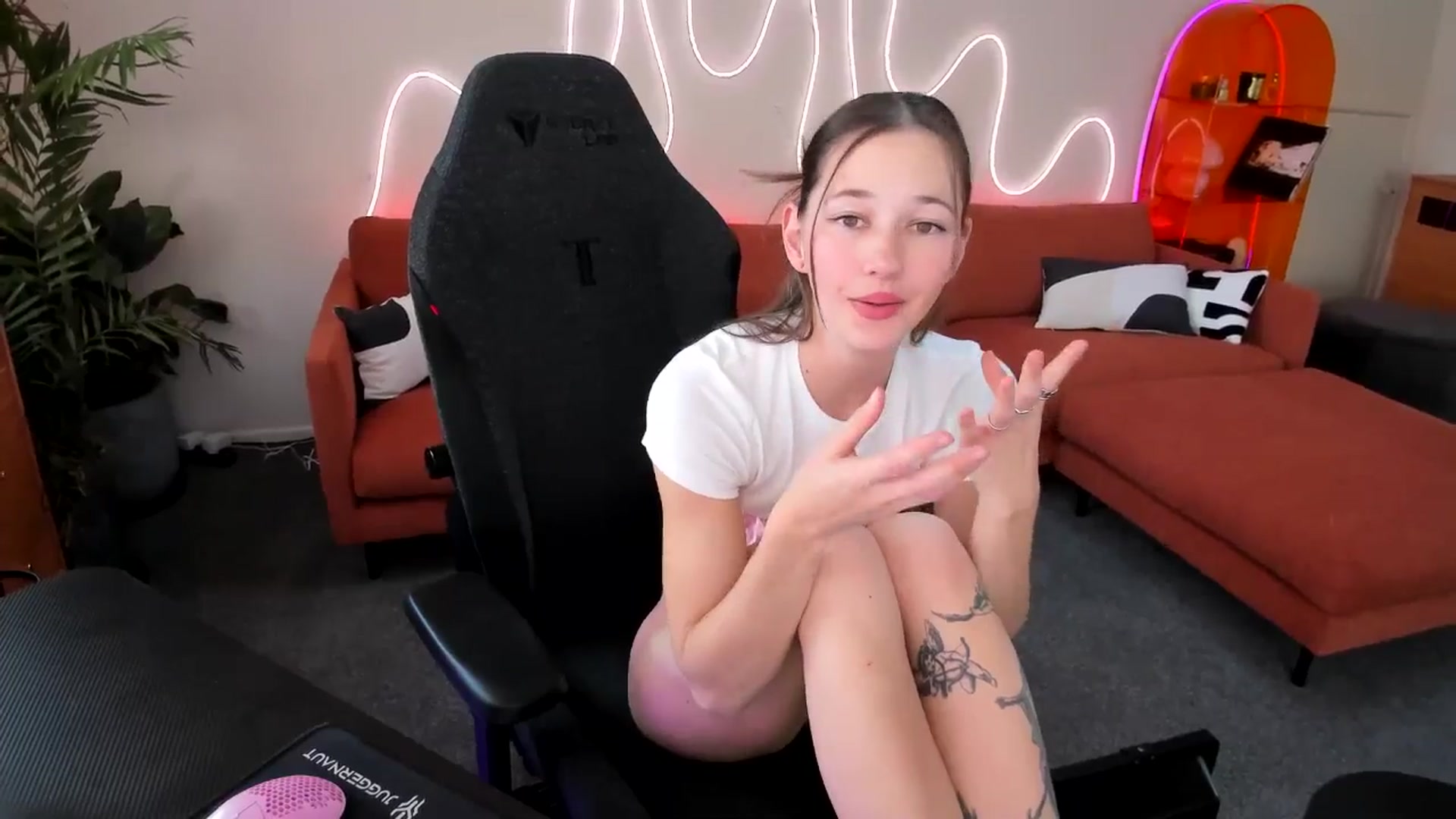 Gallery image thumbnail from Alice_NZ's myfreecams stream on, 09/15/2025, 06:45 image 2 of 20