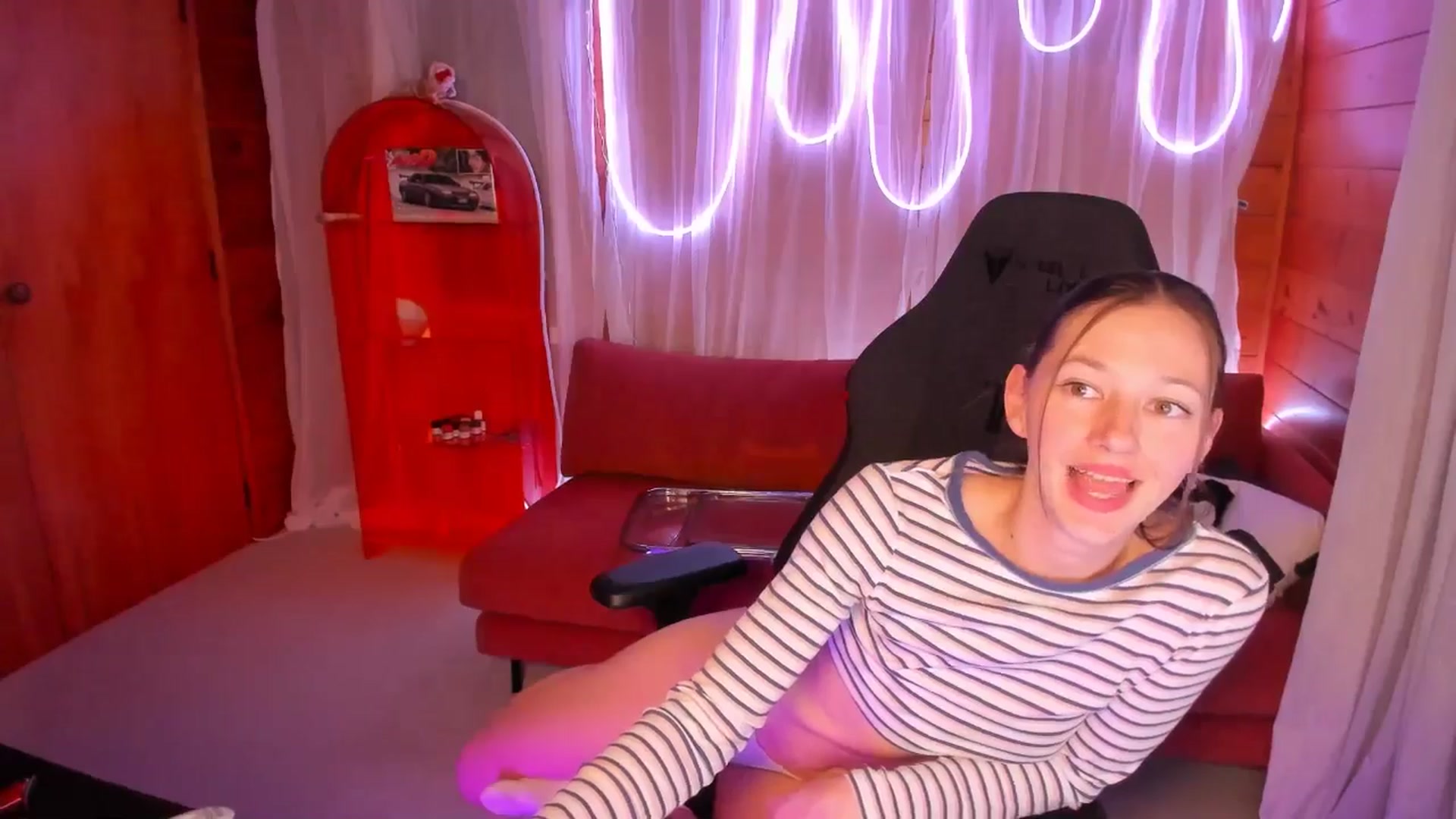 Gallery image thumbnail from Alice_NZ's myfreecams stream on, 10/14/2025, 08:00 image 14 of 20