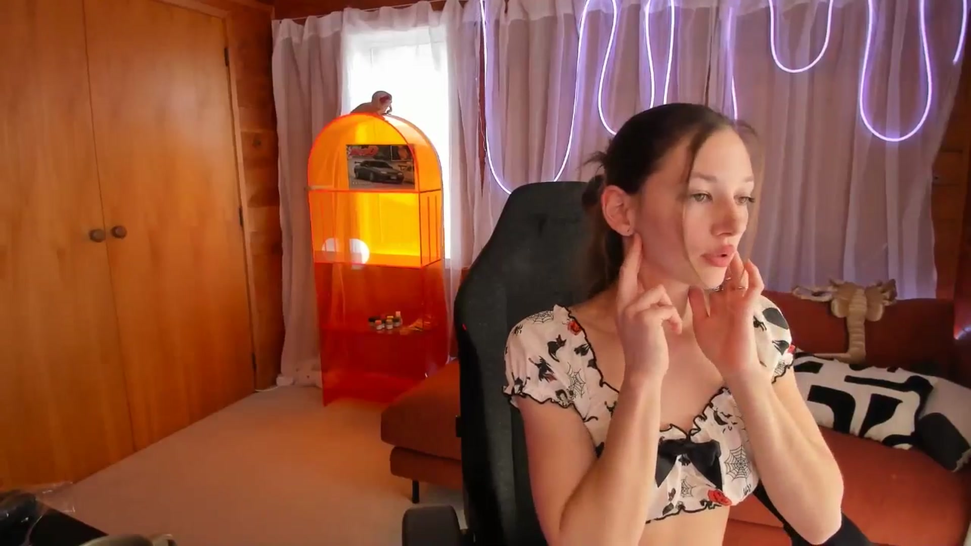 Gallery image thumbnail from Alice_NZ's myfreecams stream on, 10/15/2025, 03:33 image 6 of 20