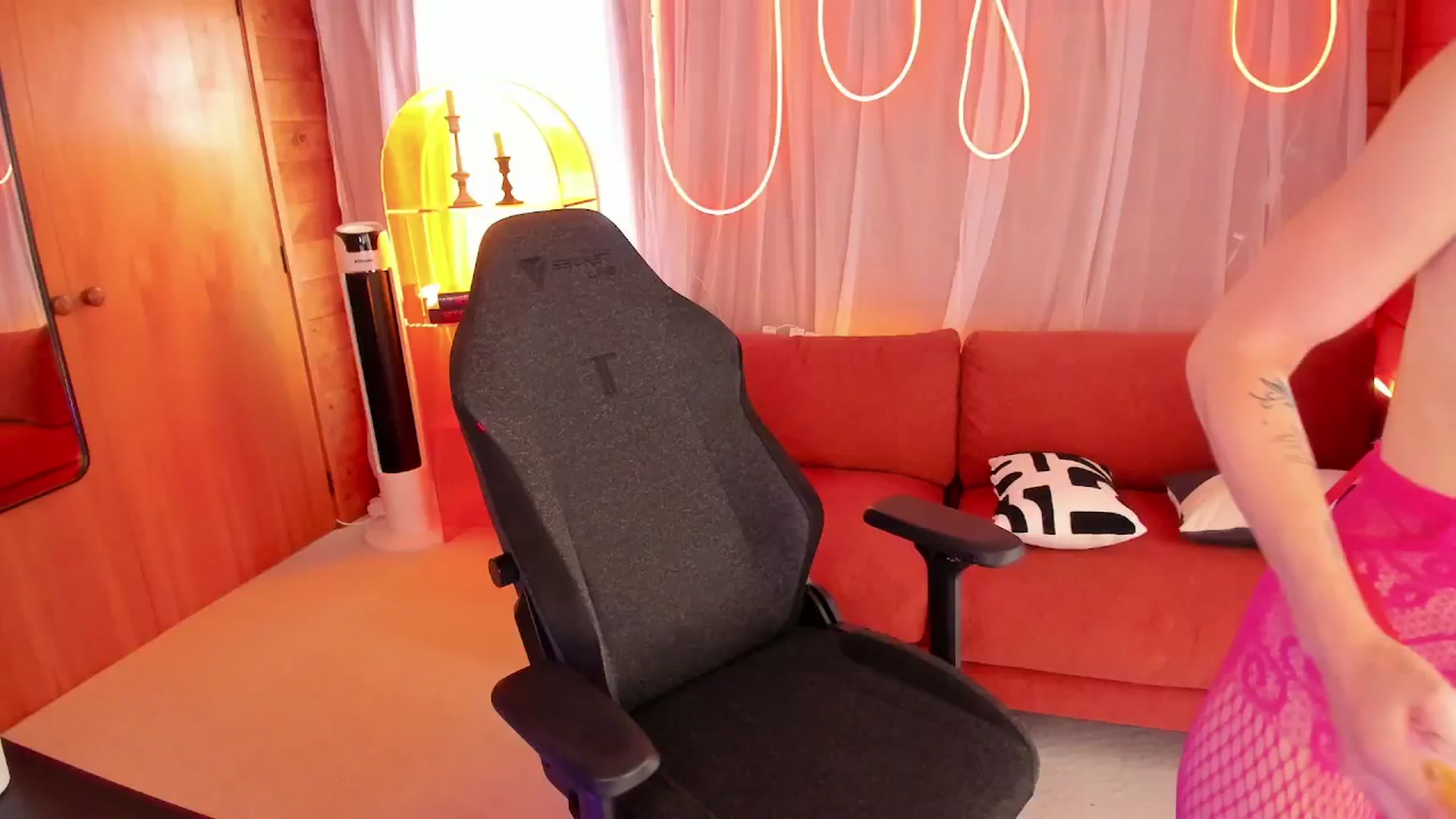 Gallery image thumbnail from Alice_NZ's myfreecams stream on, 11/04/2025, 04:29 image 20 of 20