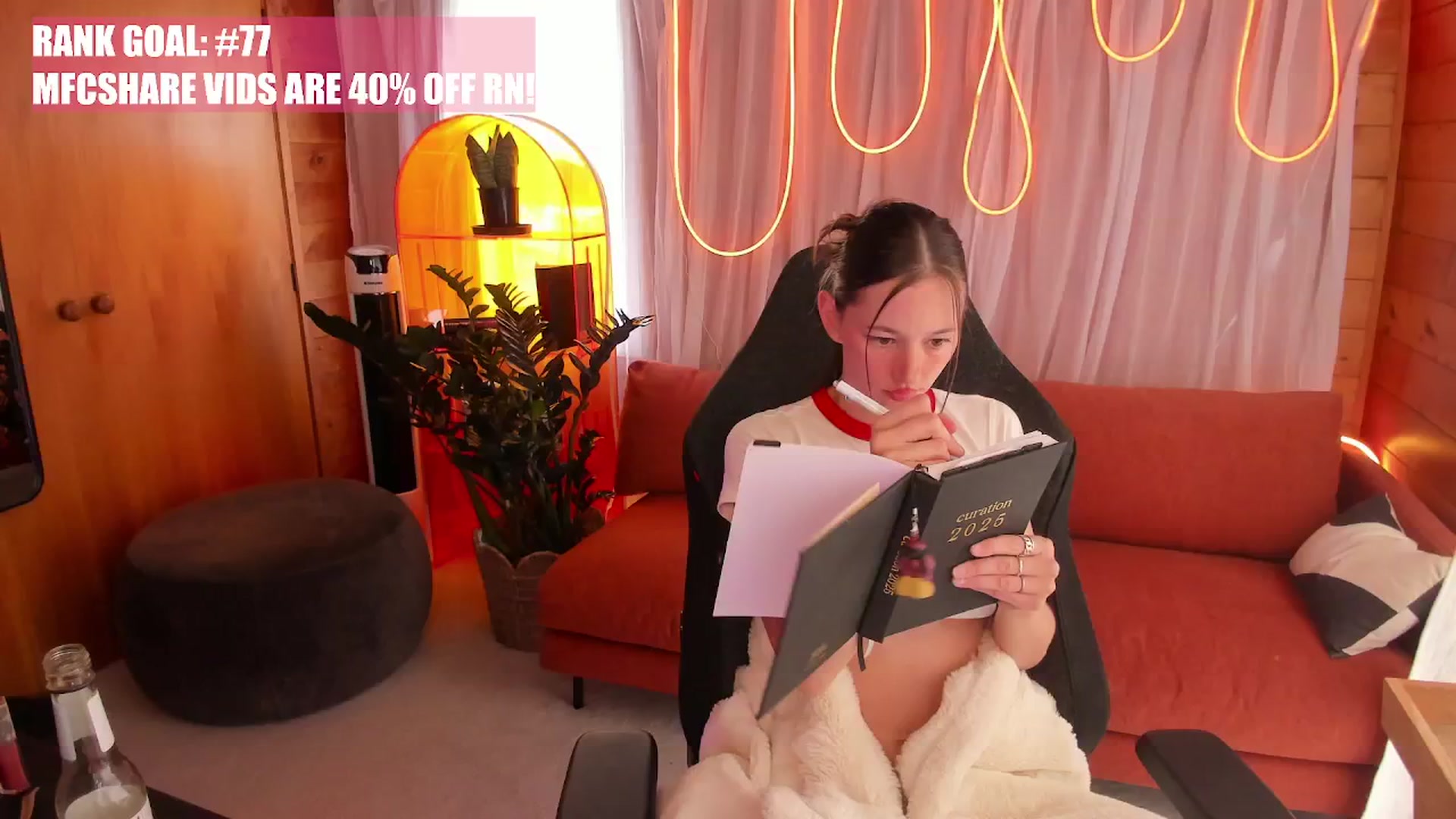Gallery image thumbnail from Alice_NZ's myfreecams stream on, 11/16/2025, 05:25 image 1 of 20