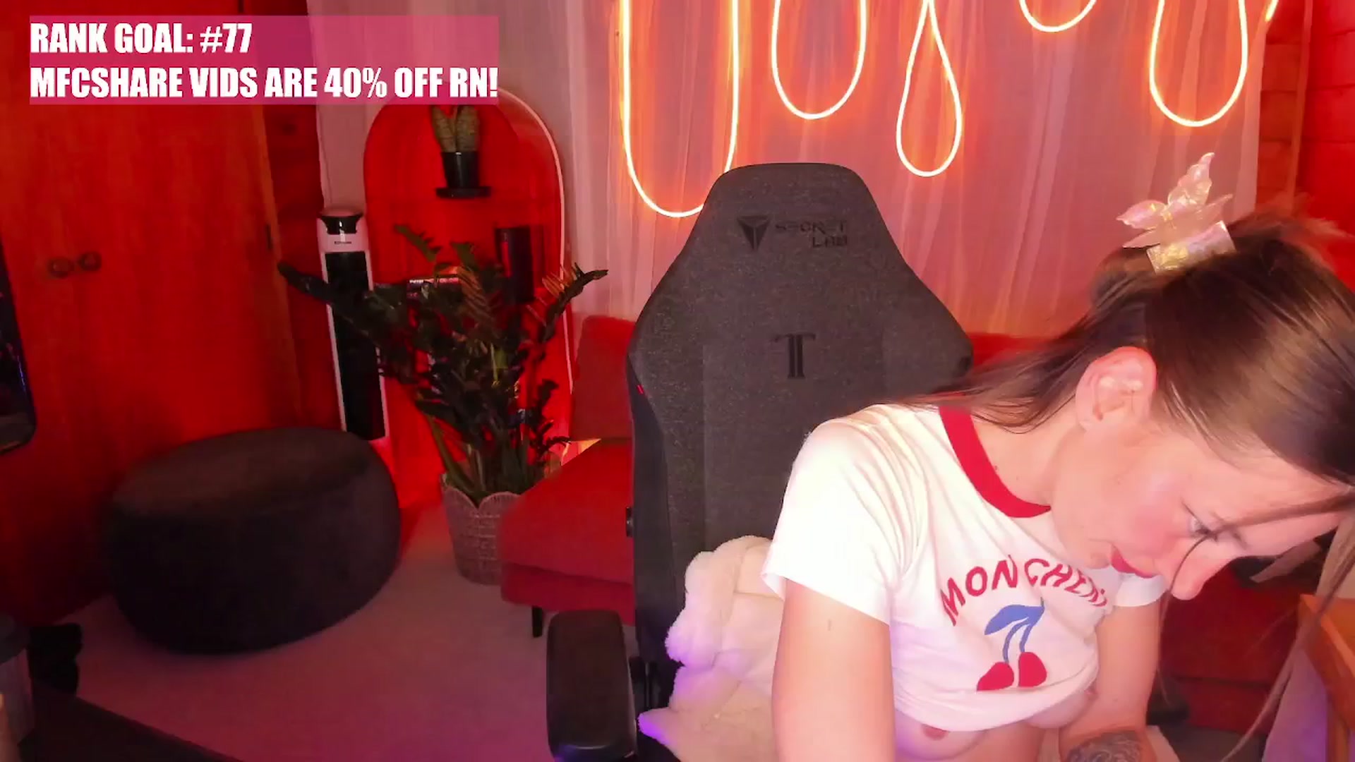 Gallery image thumbnail from Alice_NZ's myfreecams stream on, 11/16/2025, 08:46 image 15 of 20