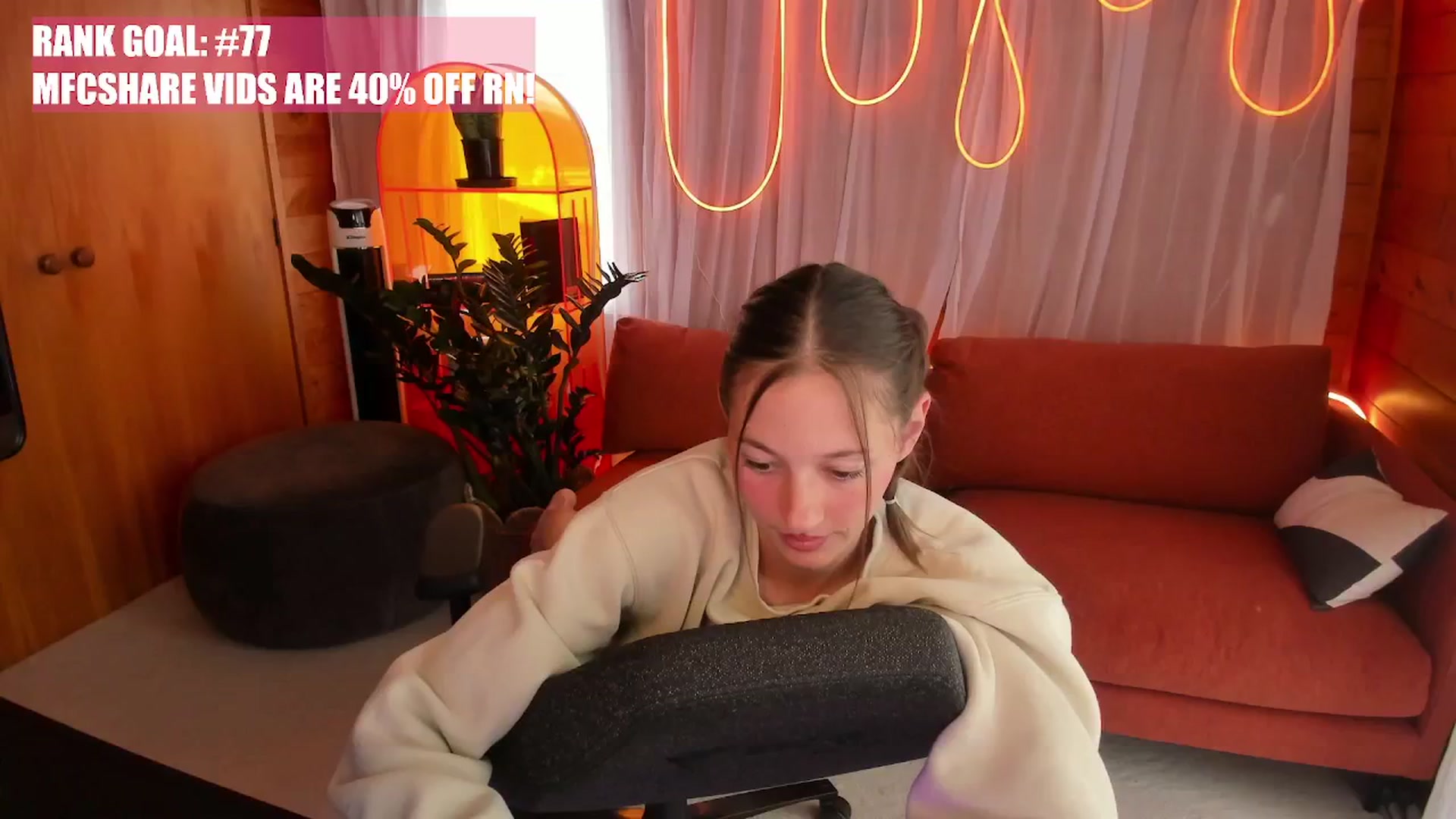 Gallery image thumbnail from Alice_NZ's myfreecams stream on, 11/18/2025, 04:13 image 16 of 20