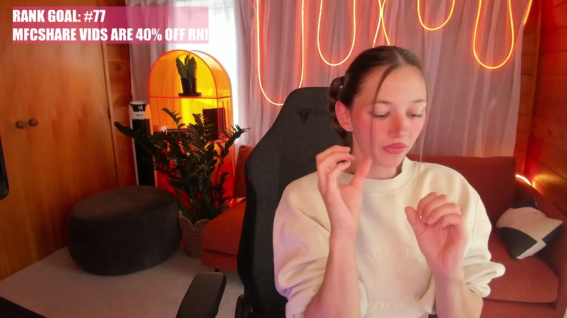 Gallery image thumbnail from Alice_NZ's myfreecams stream on, 11/18/2025, 04:13 image 3 of 20