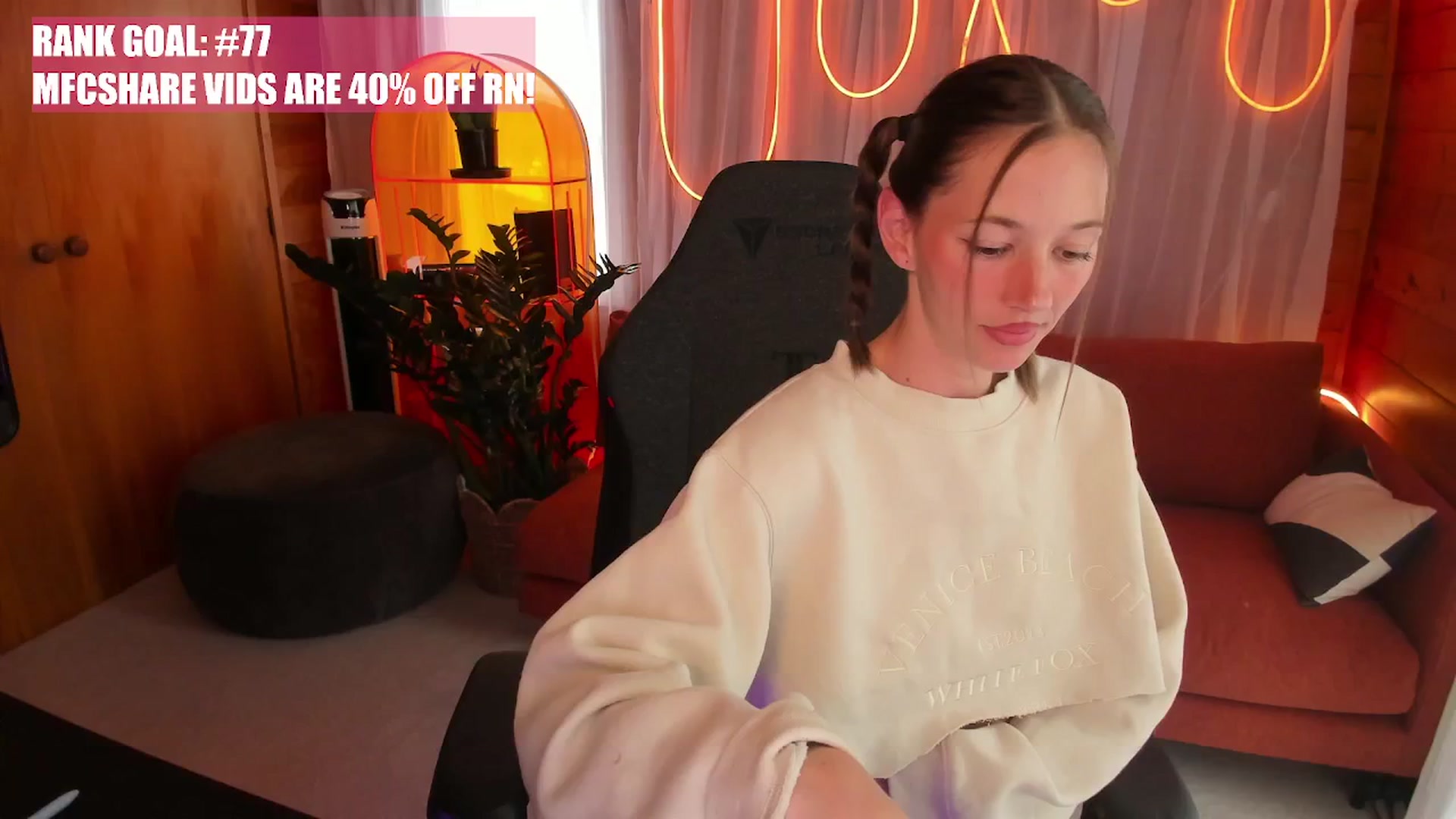 Gallery image thumbnail from Alice_NZ's myfreecams stream on, 11/18/2025, 04:13 image 1 of 20