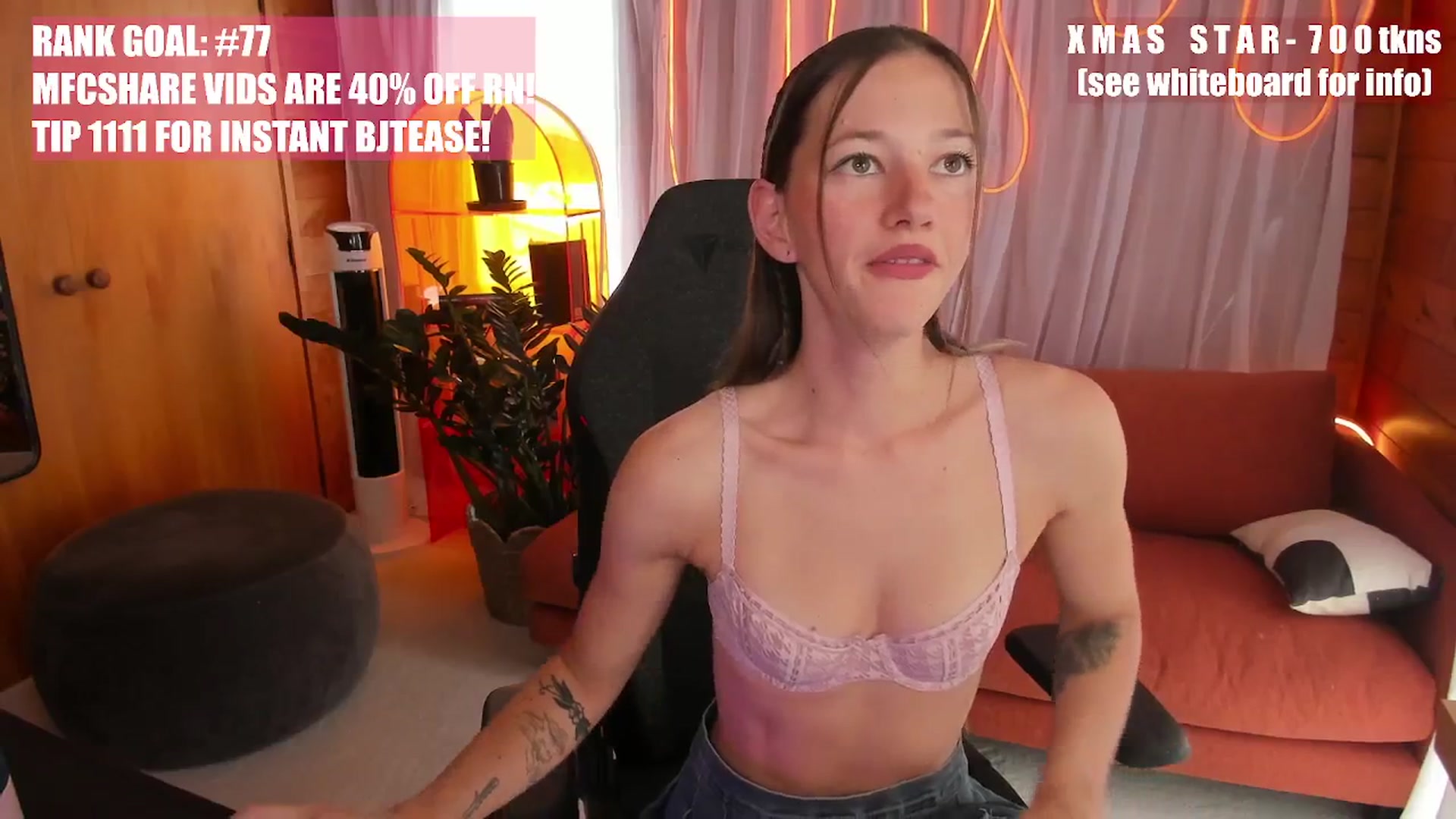 Gallery image thumbnail from Alice_NZ's myfreecams stream on, 12/01/2025, 24:01 image 15 of 20