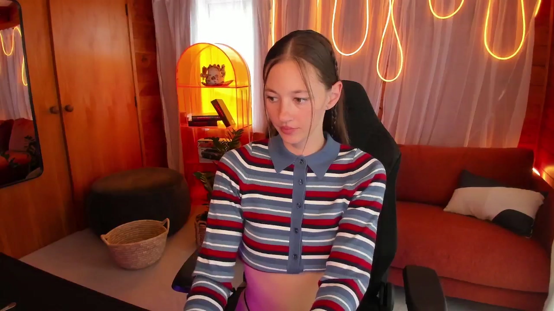 Gallery image thumbnail from Alice_NZ's myfreecams stream on, 01/21/2026, 04:12 image 8 of 20