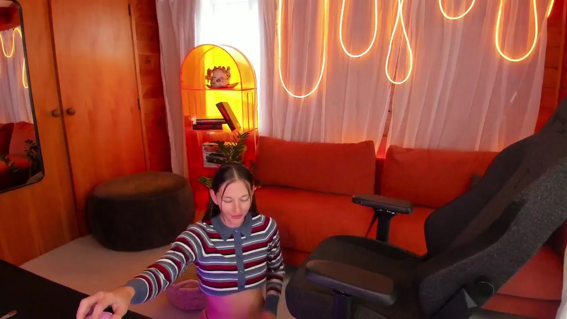 Gallery image thumbnail from Alice_NZ's myfreecams stream on, 01/21/2026, 04:12 image 9 of 20