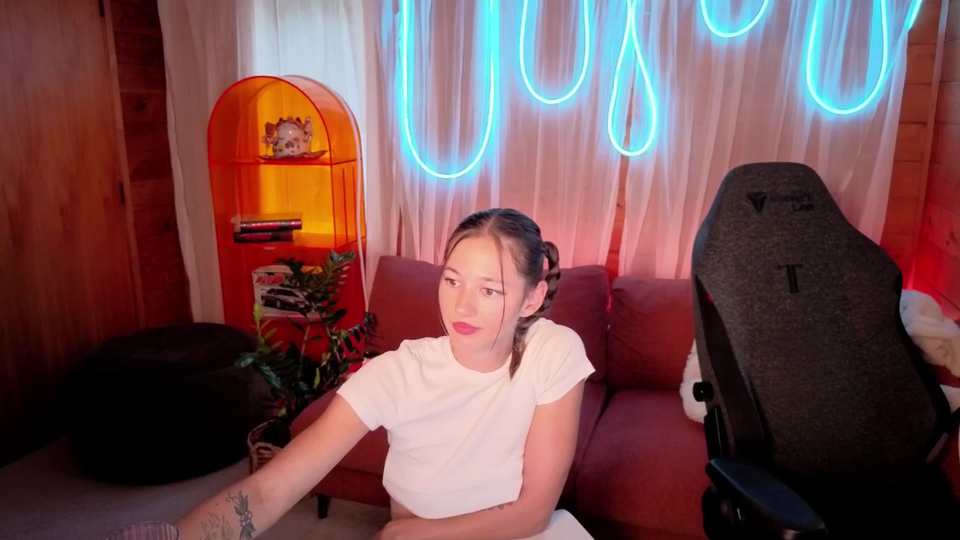 Gallery image thumbnail from Alice_NZ's myfreecams stream on, 03/13/2026, 06:51 image 9 of 20