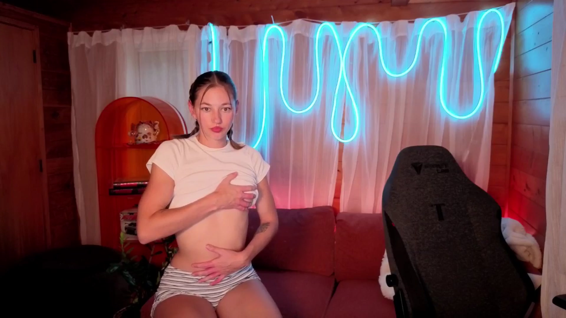 Gallery image thumbnail from Alice_NZ's myfreecams stream on, 03/13/2026, 06:51 image 16 of 20