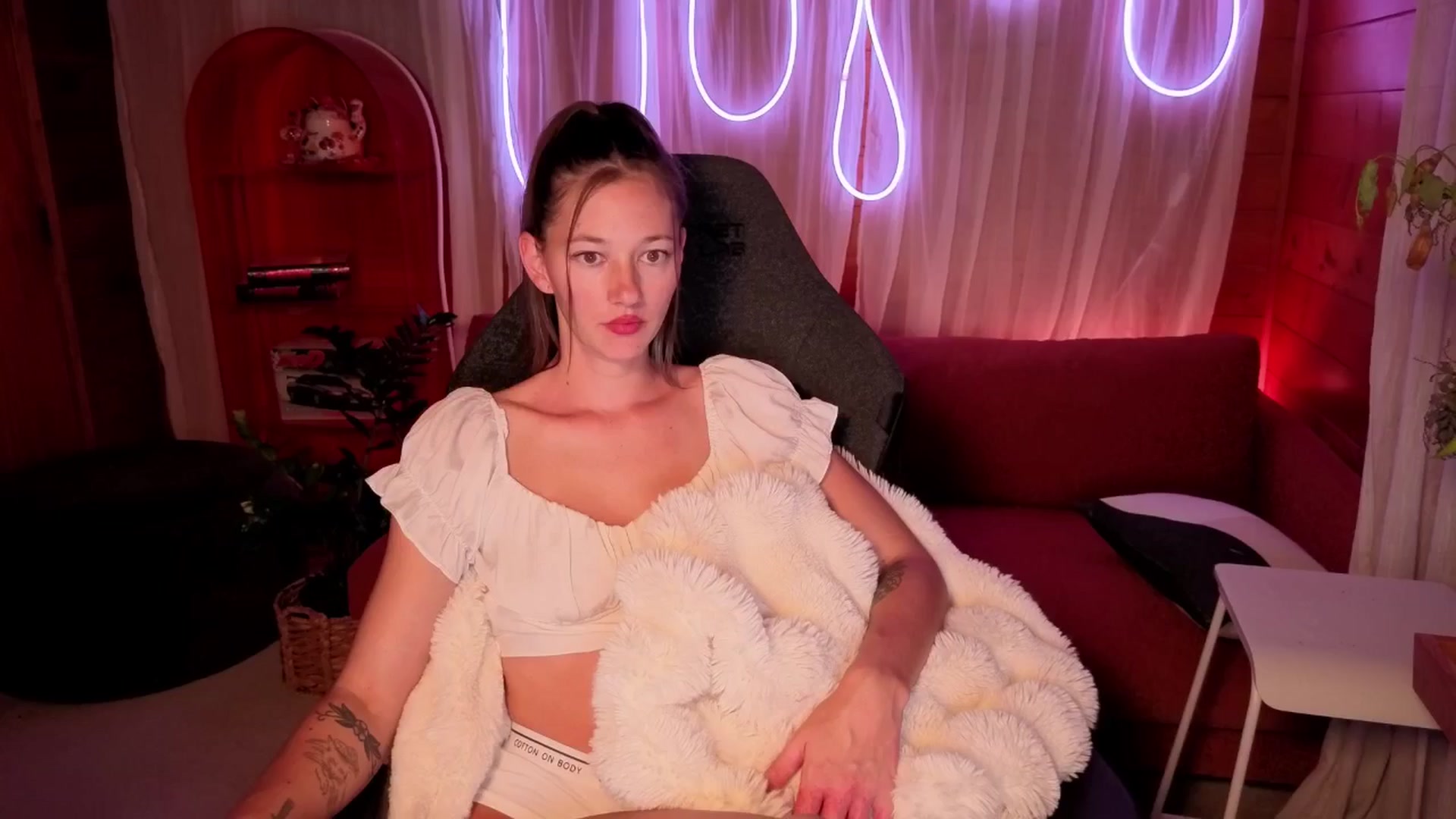 Gallery image thumbnail from Alice_NZ's myfreecams stream on, 04/02/2026, 07:45 image 1 of 20