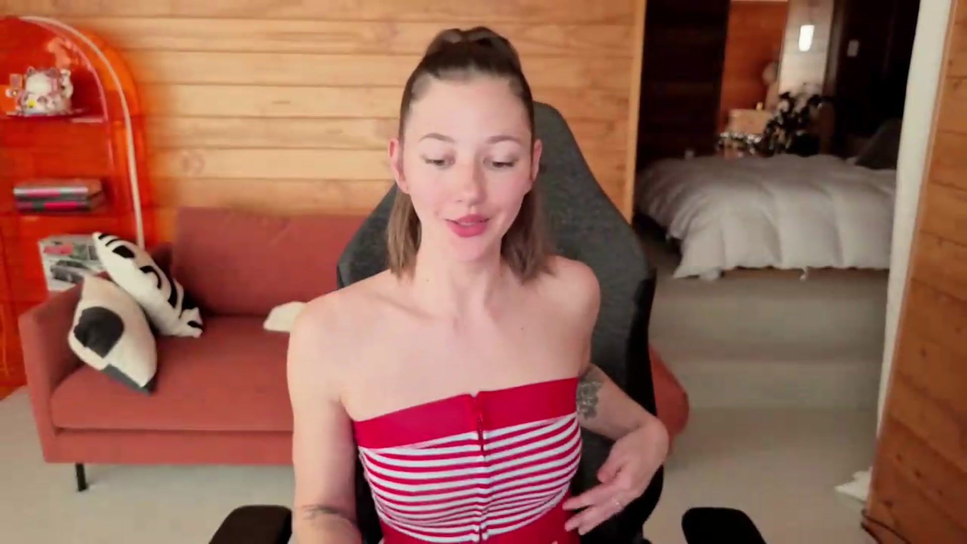 Gallery image thumbnail from Alice_NZ's myfreecams stream on, 08/28/2026, 01:54 image 3 of 20