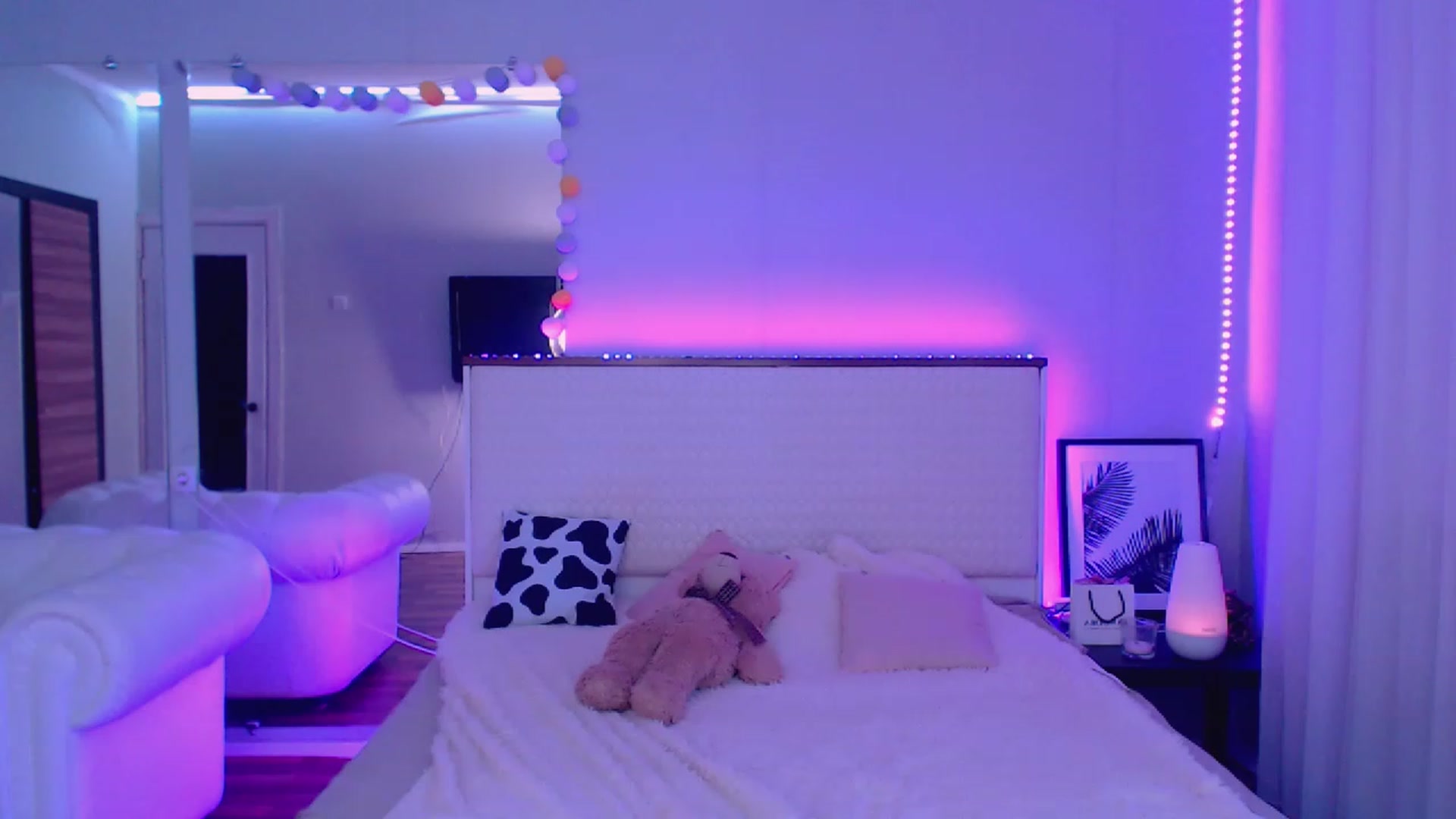 Gallery image thumbnail from Alice_Queen's myfreecams stream on, 11/25/2022, 23:30 image 8 of 20