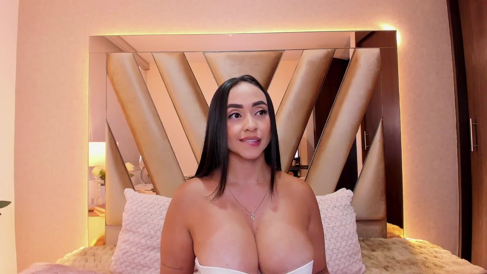 Gallery image thumbnail from Alice_Ro's myfreecams stream on, 04/20/2026, 19:20 image 7 of 20