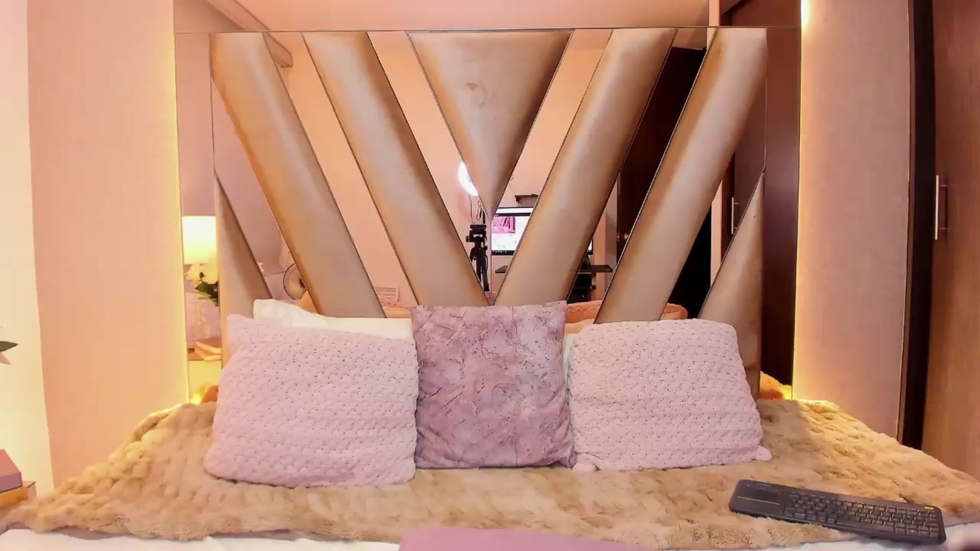 Gallery image thumbnail from Alice_Ro's myfreecams stream on, 05/21/2026, 23:53 image 16 of 20