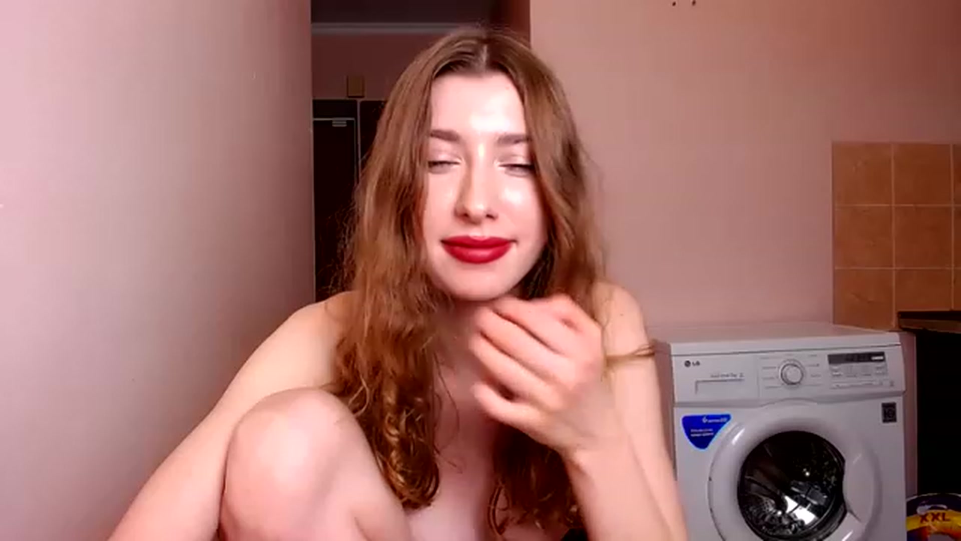 Gallery image thumbnail from Alice_one's myfreecams stream on, 12/25/2022, 22:31 image 18 of 20