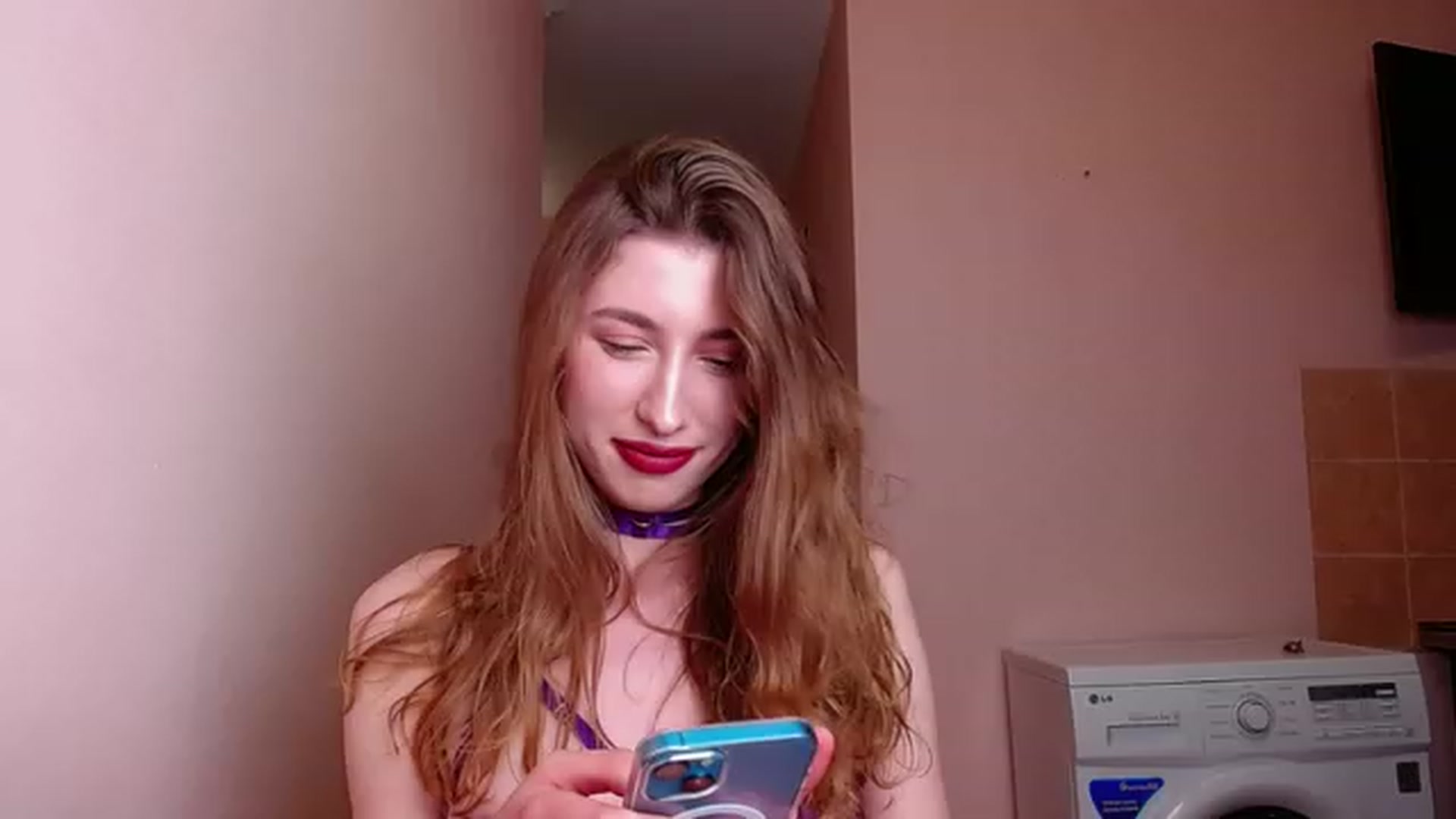 Gallery image thumbnail from Alice_one's myfreecams stream on, 04/29/2023, 17:14 image 5 of 20