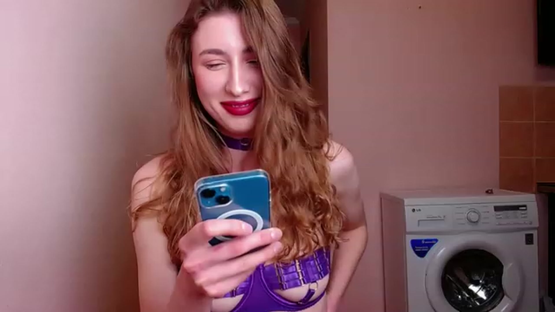 Gallery image thumbnail from Alice_one's myfreecams stream on, 04/29/2023, 17:14 image 10 of 20
